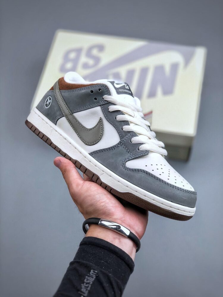 耐克 Yuto Horigome x Nike SB Dunk Low 合作款 耐磨透气 低帮 休闲运动板鞋 男款 灰白羽毛Logo FQ1180-001 运动板鞋, 板鞋, Yuto Horigome x Nike SB Dunk Low, SB Dunk Low, Nike SB Dunk Low, FQ1180-001 - 耐克 Yuto Horigome x Nike SB Dunk Low 合作款 耐磨透气 低帮 休闲运动板鞋 男款 灰白羽毛Logo FQ1180-001
