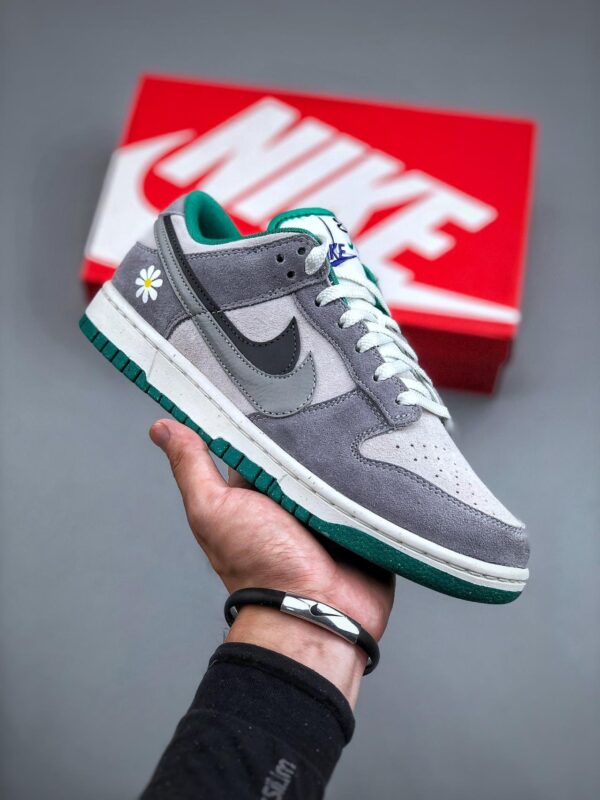 板鞋, Nike Dunk Low se“85”, Nike Dunk Low, DO9457 143 - 耐克 Nike Dunk Low se“85” 经典复古 双勾极简灰 小雏菊 低帮 板鞋 女款 灰白绿 DO9457 143