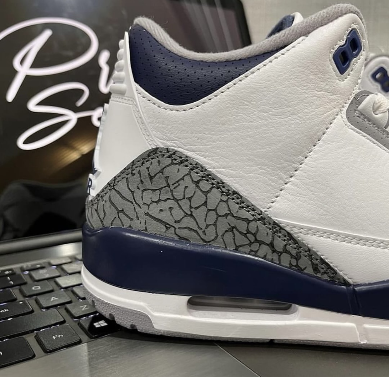 Air Jordan 3 - 2024年1月发布的Air Jordan 3“深夜海军蓝”
