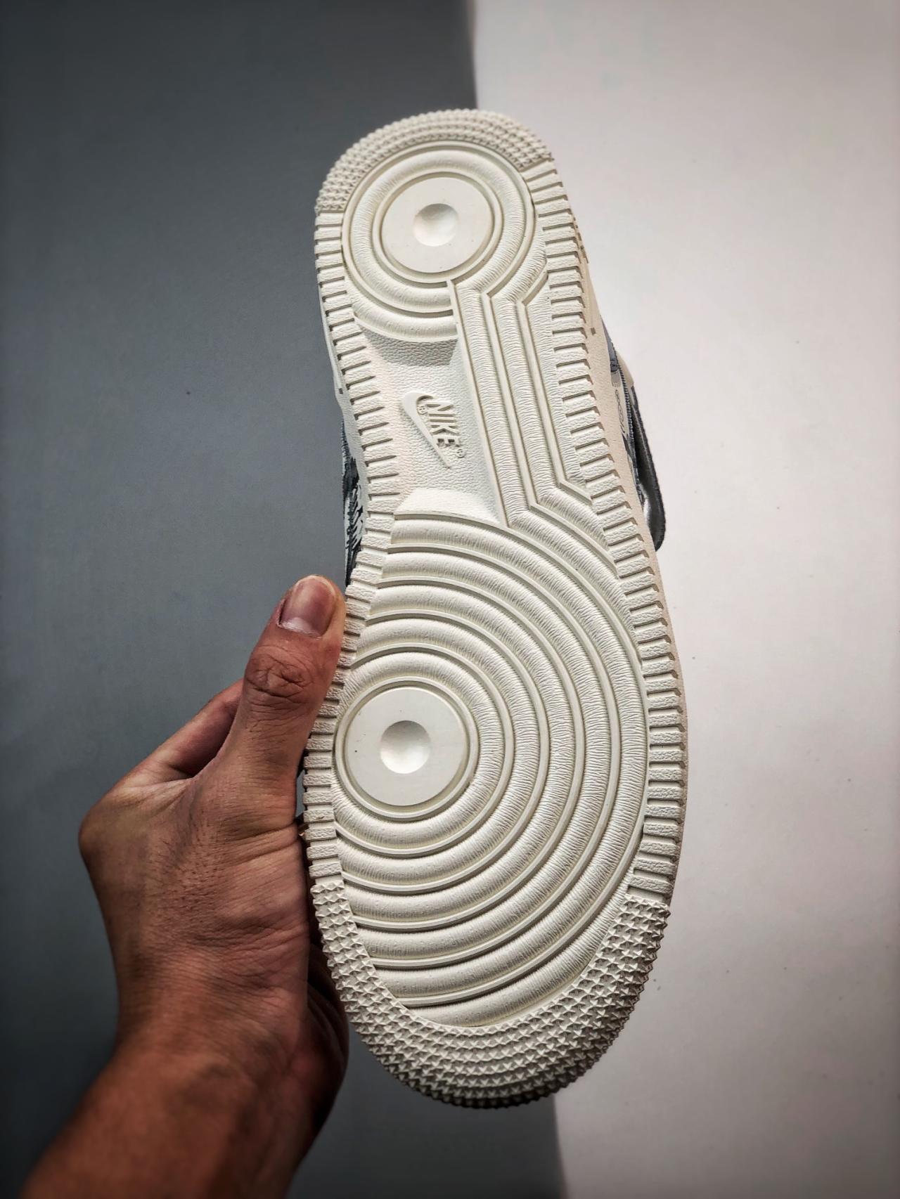 运动鞋, 篮球鞋, 球鞋, Air Force 1 - Kaws x Air Force 1 Mid 联名涂鸦 高帮篮球鞋
颜色：原楦头原纸板
货号：CW2308-211