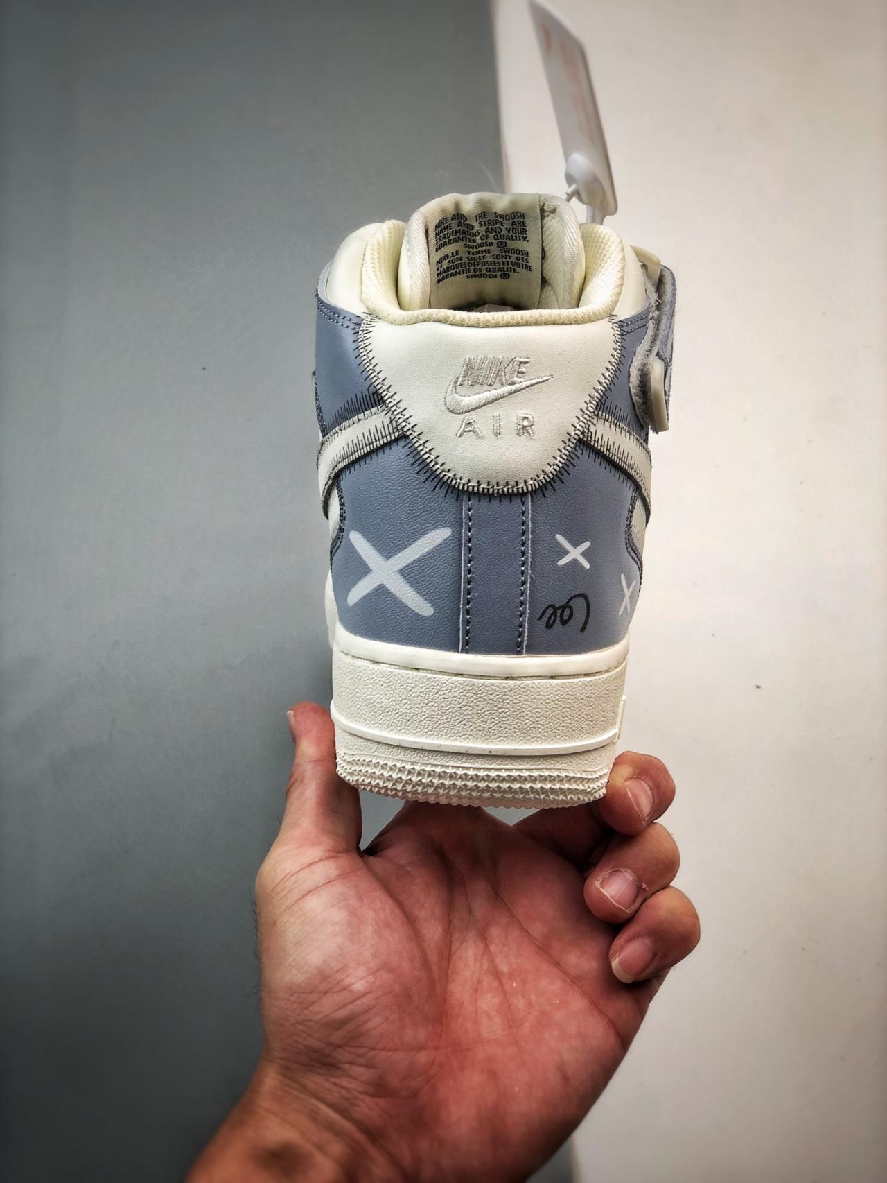运动鞋, 篮球鞋, 球鞋, Air Force 1 - Kaws x Air Force 1 Mid 联名涂鸦 高帮篮球鞋
颜色：原楦头原纸板
货号：CW2308-211