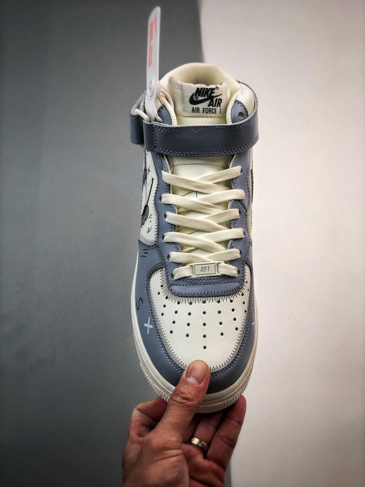 运动鞋, 篮球鞋, 球鞋, Air Force 1 - Kaws x Air Force 1 Mid 联名涂鸦 高帮篮球鞋
颜色：原楦头原纸板
货号：CW2308-211