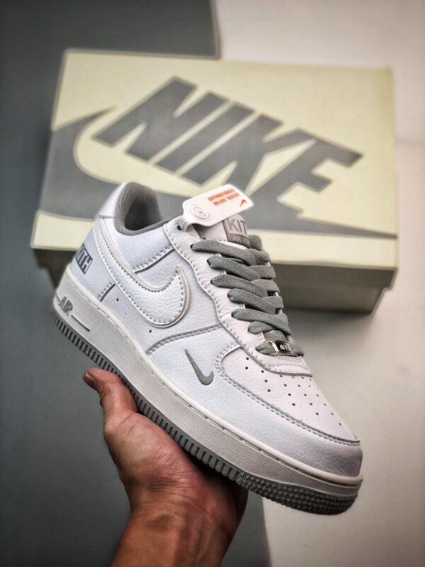 运动鞋, Air Force 1 Low, Air Force 1 - Kith x Air Force 1 Low 联名白灰 鞋帮高度：低帮 颜色：白灰 货号：KT1659-009