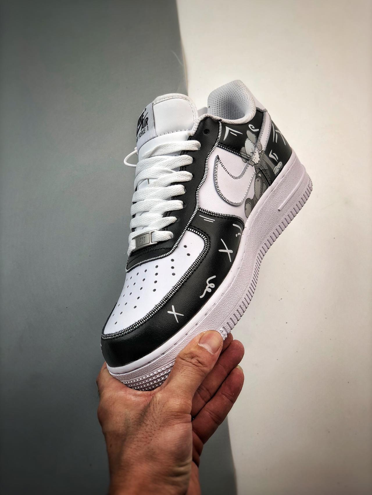 运动鞋, 篮球鞋, 球鞋, Air Force 1 Low, Air Force 1 - kaws x Air Force 1 Low 联名涂鸦黑白 鞋子类型：低帮篮球鞋 颜色：黑白 货号：CW2288-777