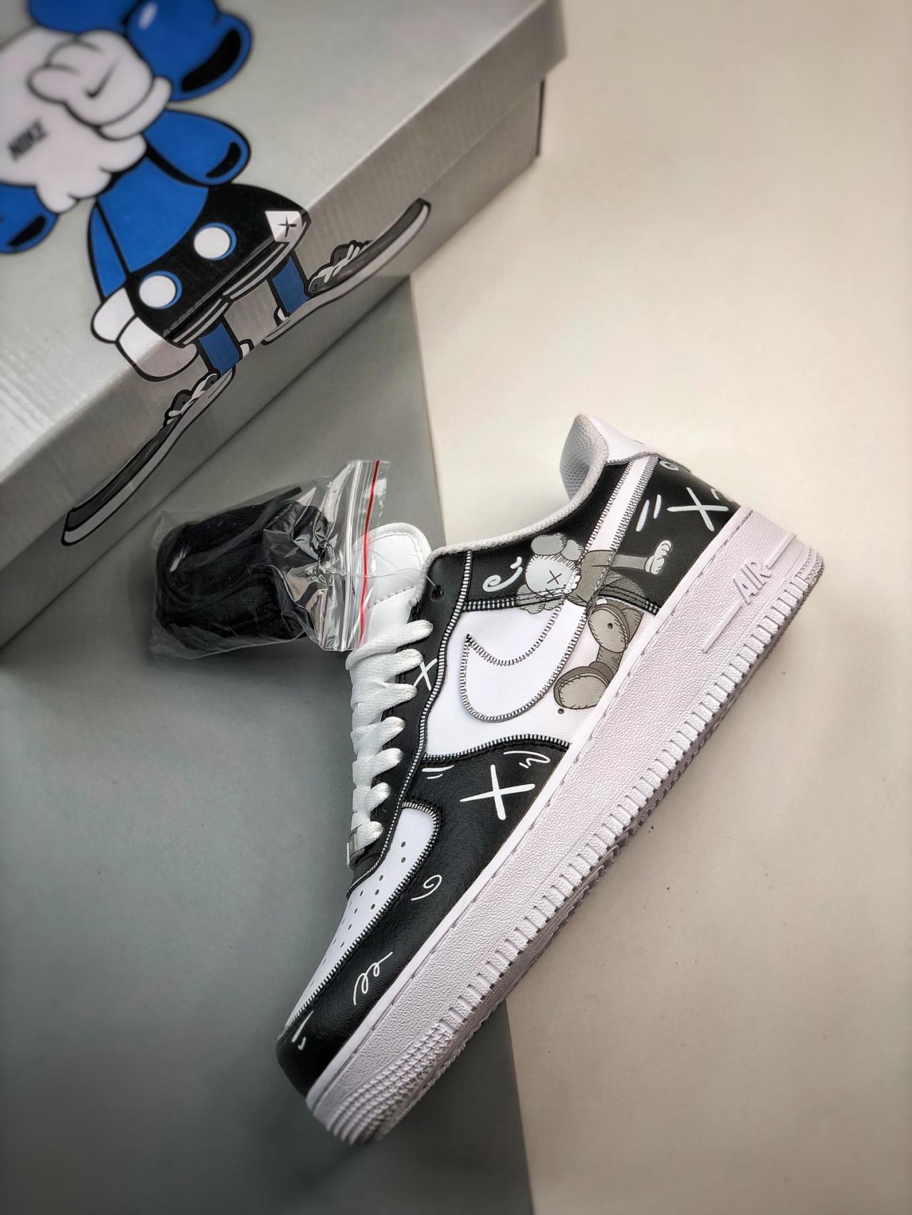 运动鞋, 篮球鞋, 球鞋, Air Force 1 Low, Air Force 1 - kaws x Air Force 1 Low 联名涂鸦黑白 鞋子类型：低帮篮球鞋 颜色：黑白 货号：CW2288-777