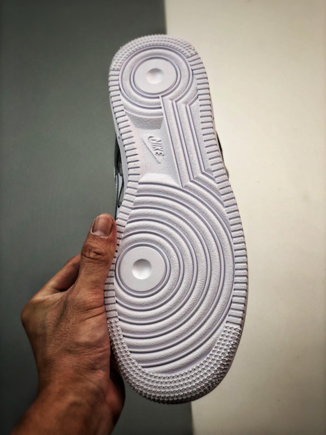 运动鞋, 篮球鞋, 球鞋, Air Force 1 Low, Air Force 1 - kaws x Air Force 1 Low 联名涂鸦黑白 鞋子类型：低帮篮球鞋 颜色：黑白 货号：CW2288-777