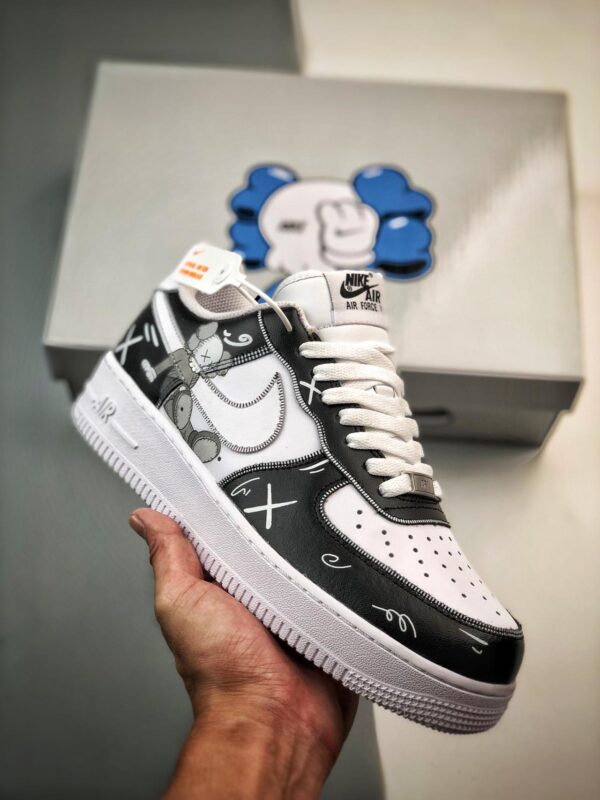运动鞋, 篮球鞋, 球鞋, Air Force 1 Low, Air Force 1 - kaws x Air Force 1 Low 联名涂鸦黑白 鞋子类型：低帮篮球鞋 颜色：黑白 货号：CW2288-777