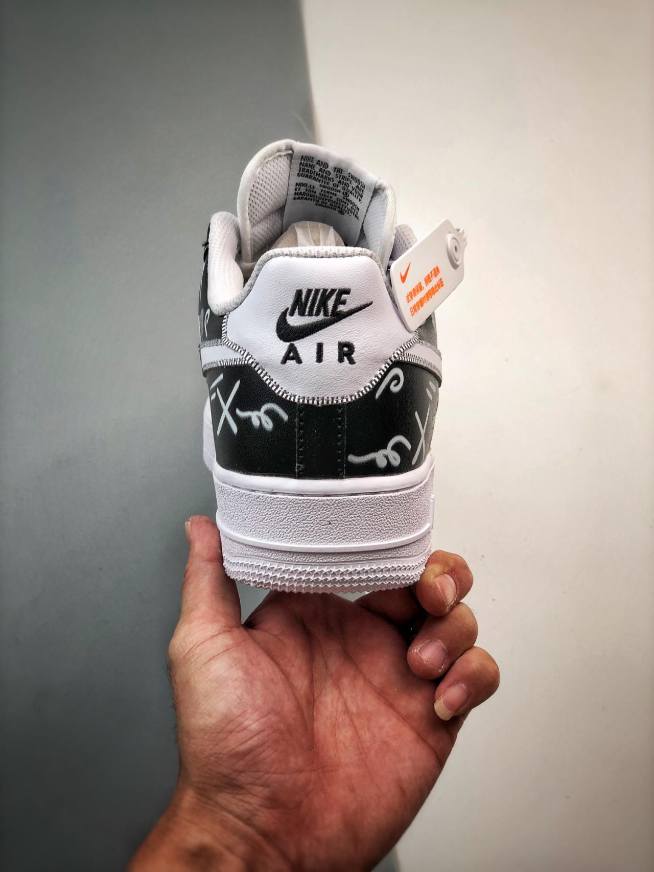 运动鞋, 篮球鞋, 球鞋, Air Force 1 Low, Air Force 1 - kaws x Air Force 1 Low 联名涂鸦黑白 鞋子类型：低帮篮球鞋 颜色：黑白 货号：CW2288-777