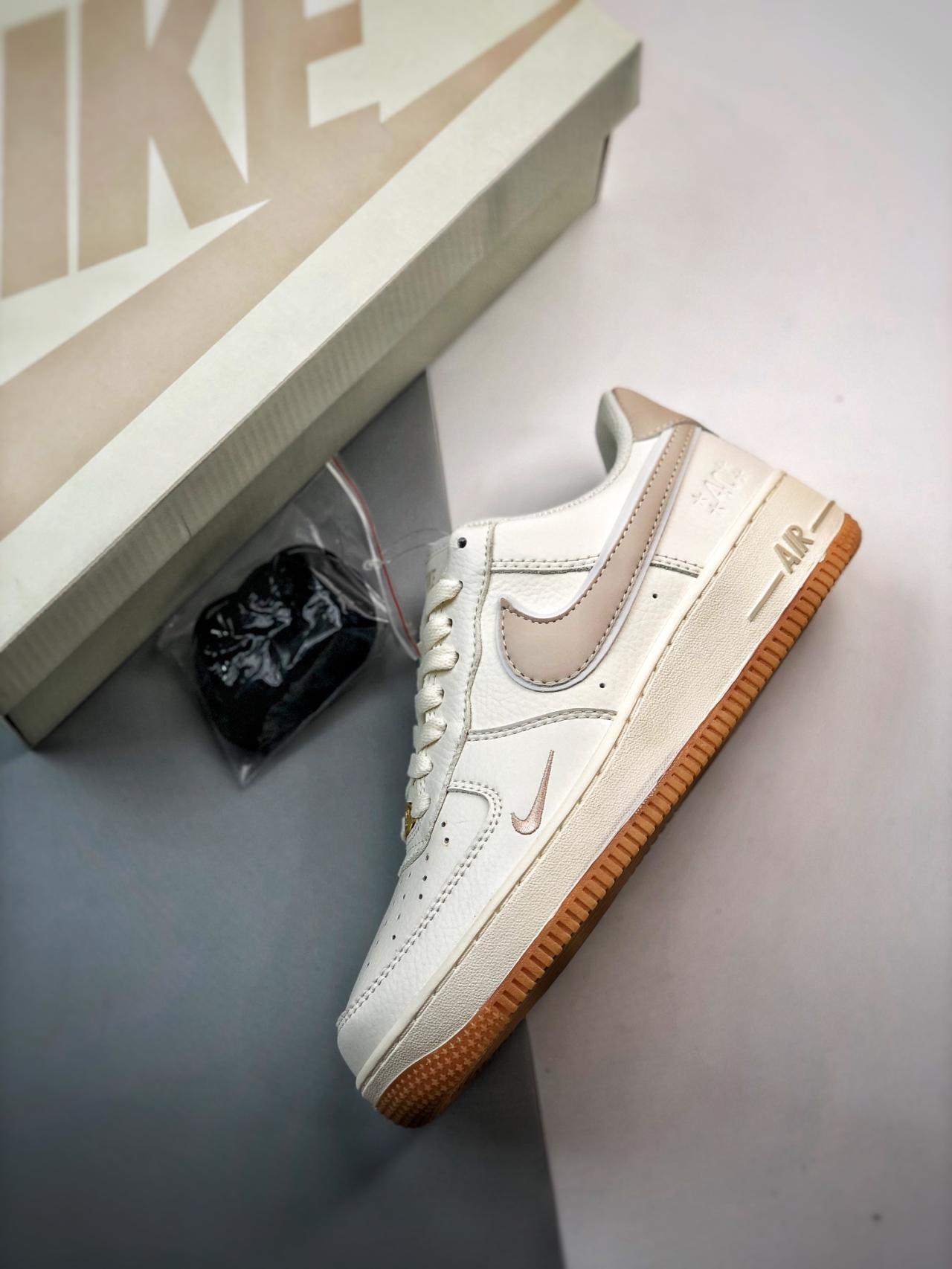 运动鞋, 篮球鞋, 球鞋, NIke Air Force 1 '07, Nike Air Force 1, Air Force 1 - Nike Air Force 1 '07 Low 周年 米卡其 高帮篮球鞋 货号：WA0531-305