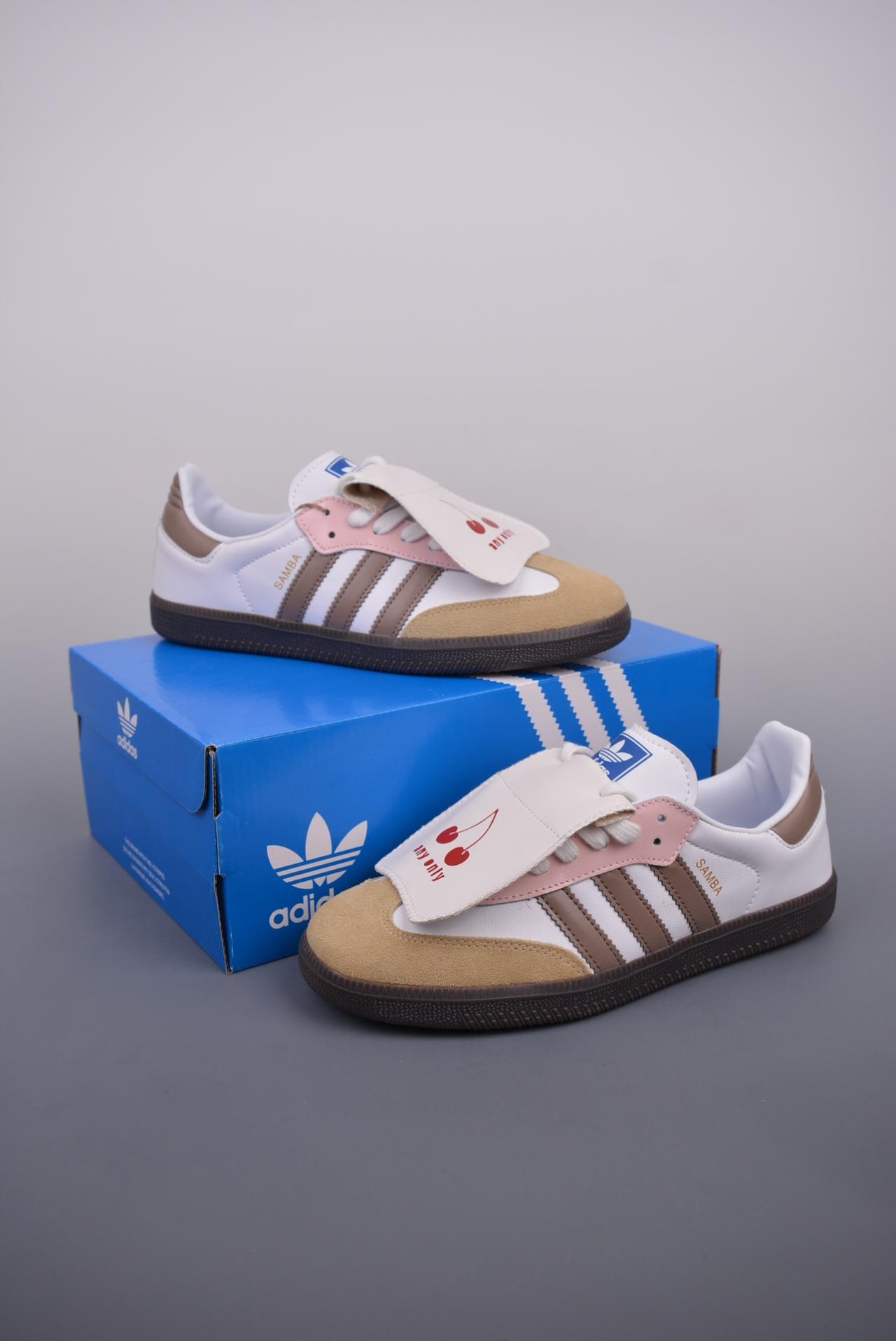 运动鞋, 三叶草 - Adidas Samba Vegan 三叶草 鞋子类型: Samba OG 高帮鞋 鞋帮高度: 高帮 颜色: 未提及 货号: IG1024818
