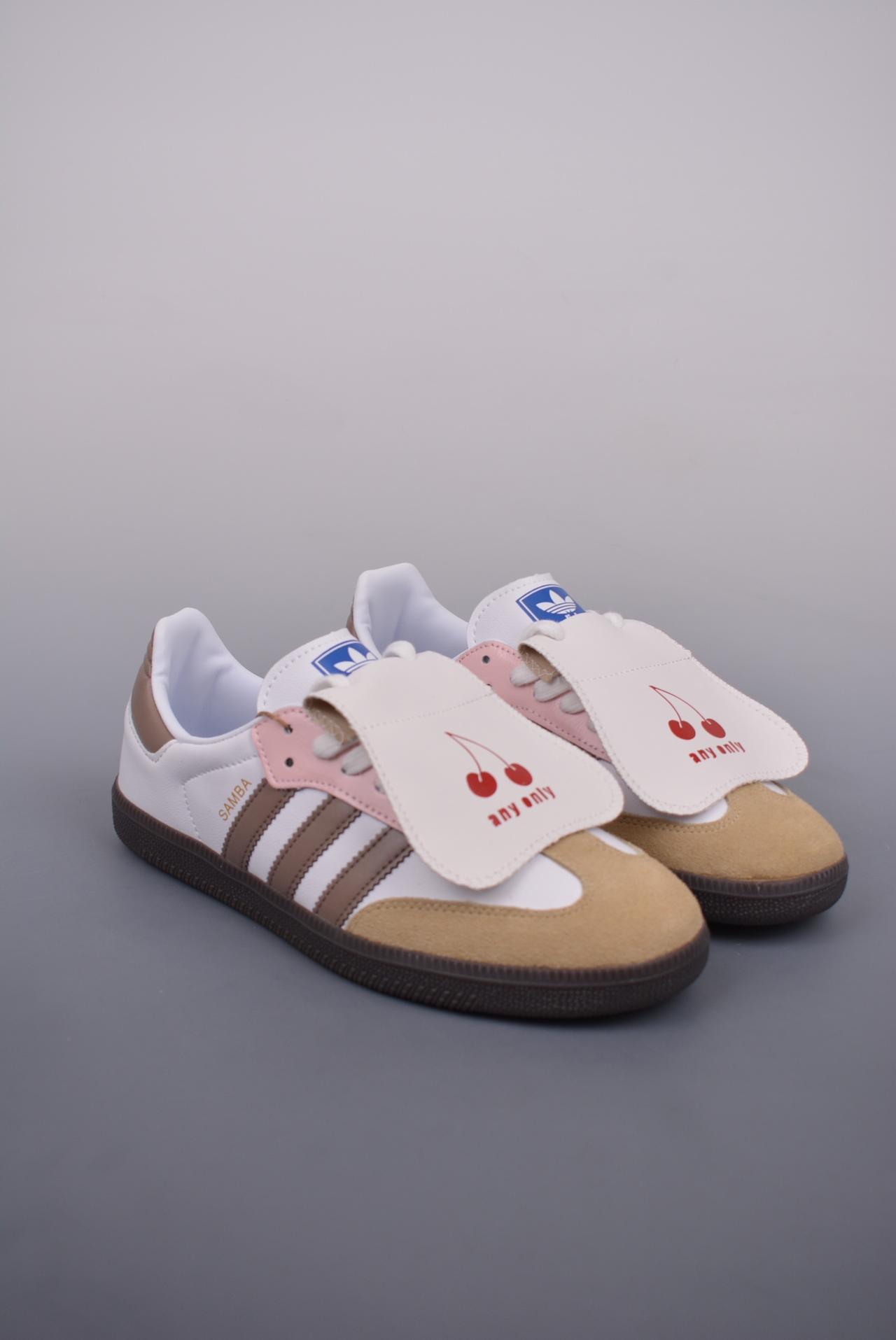 运动鞋, 三叶草 - Adidas Samba Vegan 三叶草 鞋子类型: Samba OG 高帮鞋 鞋帮高度: 高帮 颜色: 未提及 货号: IG1024818