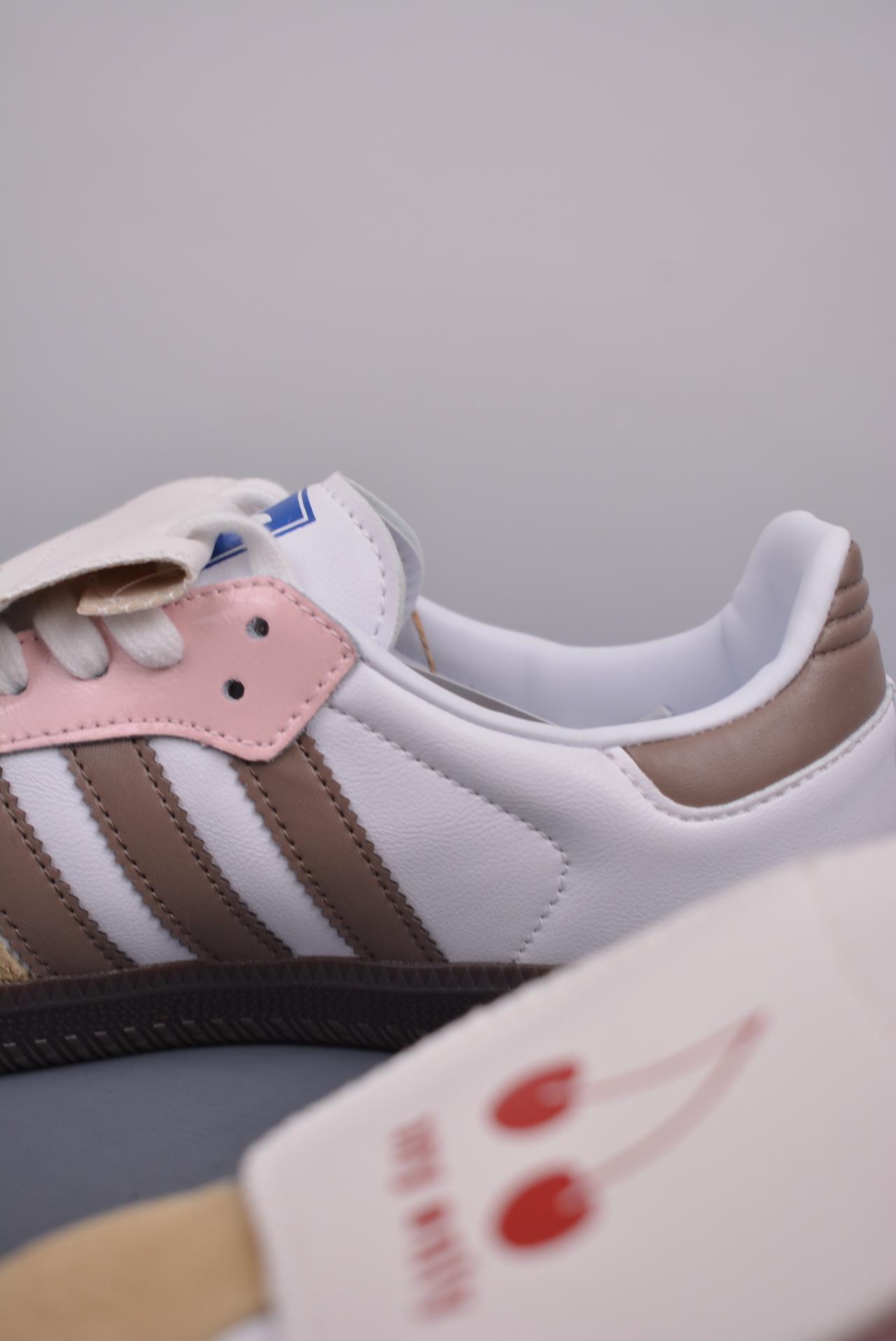 运动鞋, 三叶草 - Adidas Samba Vegan 三叶草 鞋子类型: Samba OG 高帮鞋 鞋帮高度: 高帮 颜色: 未提及 货号: IG1024818