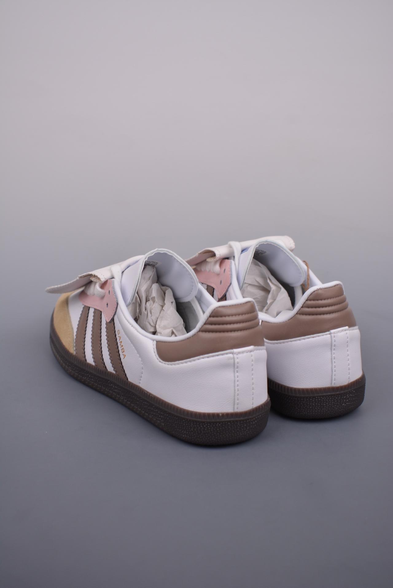 运动鞋, 三叶草 - Adidas Samba Vegan 三叶草 鞋子类型: Samba OG 高帮鞋 鞋帮高度: 高帮 颜色: 未提及 货号: IG1024818