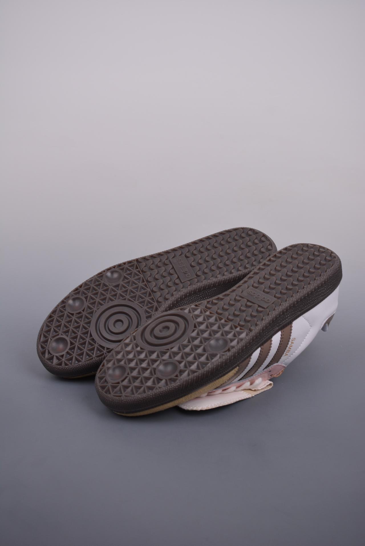 运动鞋, 三叶草 - Adidas Samba Vegan 三叶草 鞋子类型: Samba OG 高帮鞋 鞋帮高度: 高帮 颜色: 未提及 货号: IG1024818
