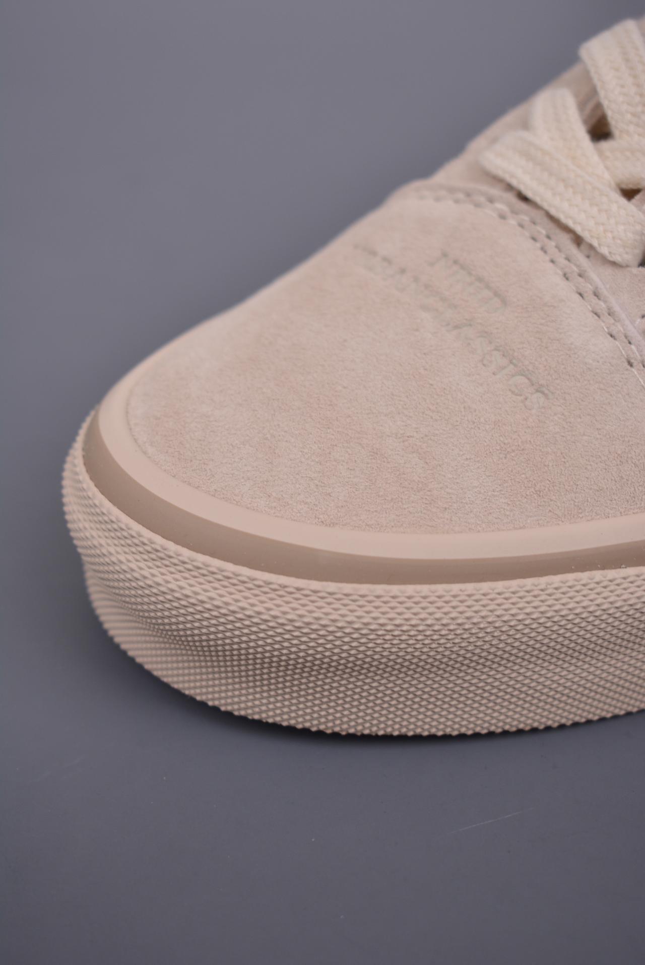 运动鞋 - NEIGHBORHOOD x Vans Old Skool 36 DX 鞋身 颜色：奶茶色、米色 鞋身材质：鹿皮 做工精细 饰干大底包边 鞋头饰有“NBHD URBANCLASSICS”字样 鞋后凹陷字样为"NBHD" 联名属性 鞋基调冷淡、简单、复古 货号：VN0A54F3BRC 尺码：35、36、36.5、37、38、38.5、39、40、40.5、41、42、42.5、43、44