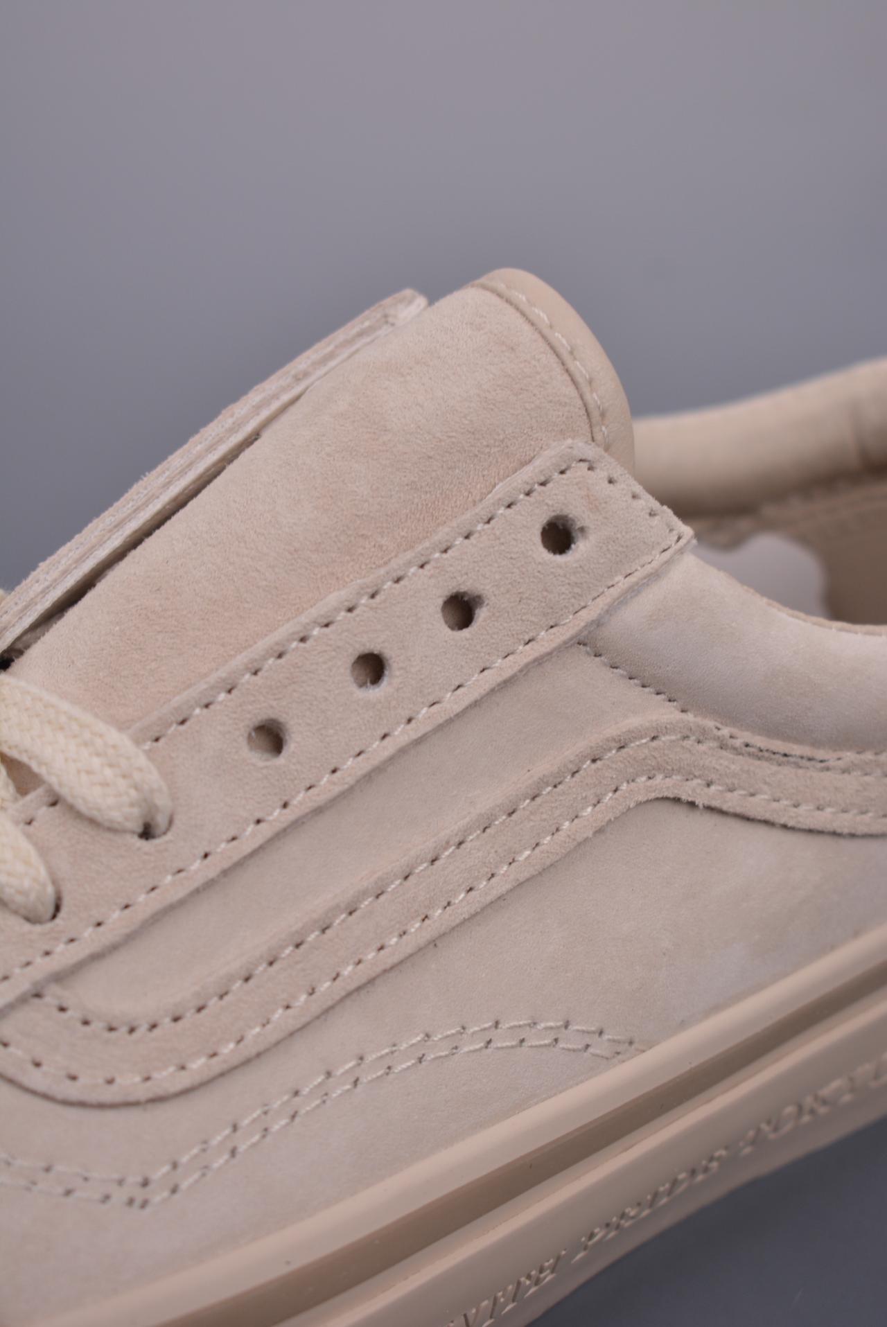 运动鞋 - NEIGHBORHOOD x Vans Old Skool 36 DX 鞋身 颜色：奶茶色、米色 鞋身材质：鹿皮 做工精细 饰干大底包边 鞋头饰有“NBHD URBANCLASSICS”字样 鞋后凹陷字样为"NBHD" 联名属性 鞋基调冷淡、简单、复古 货号：VN0A54F3BRC 尺码：35、36、36.5、37、38、38.5、39、40、40.5、41、42、42.5、43、44