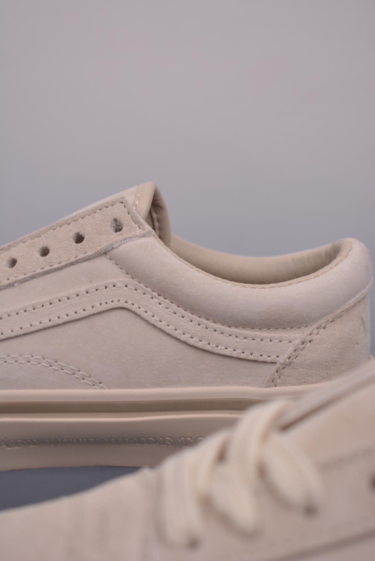 运动鞋 - NEIGHBORHOOD x Vans Old Skool 36 DX 鞋身 颜色：奶茶色、米色 鞋身材质：鹿皮 做工精细 饰干大底包边 鞋头饰有“NBHD URBANCLASSICS”字样 鞋后凹陷字样为"NBHD" 联名属性 鞋基调冷淡、简单、复古 货号：VN0A54F3BRC 尺码：35、36、36.5、37、38、38.5、39、40、40.5、41、42、42.5、43、44