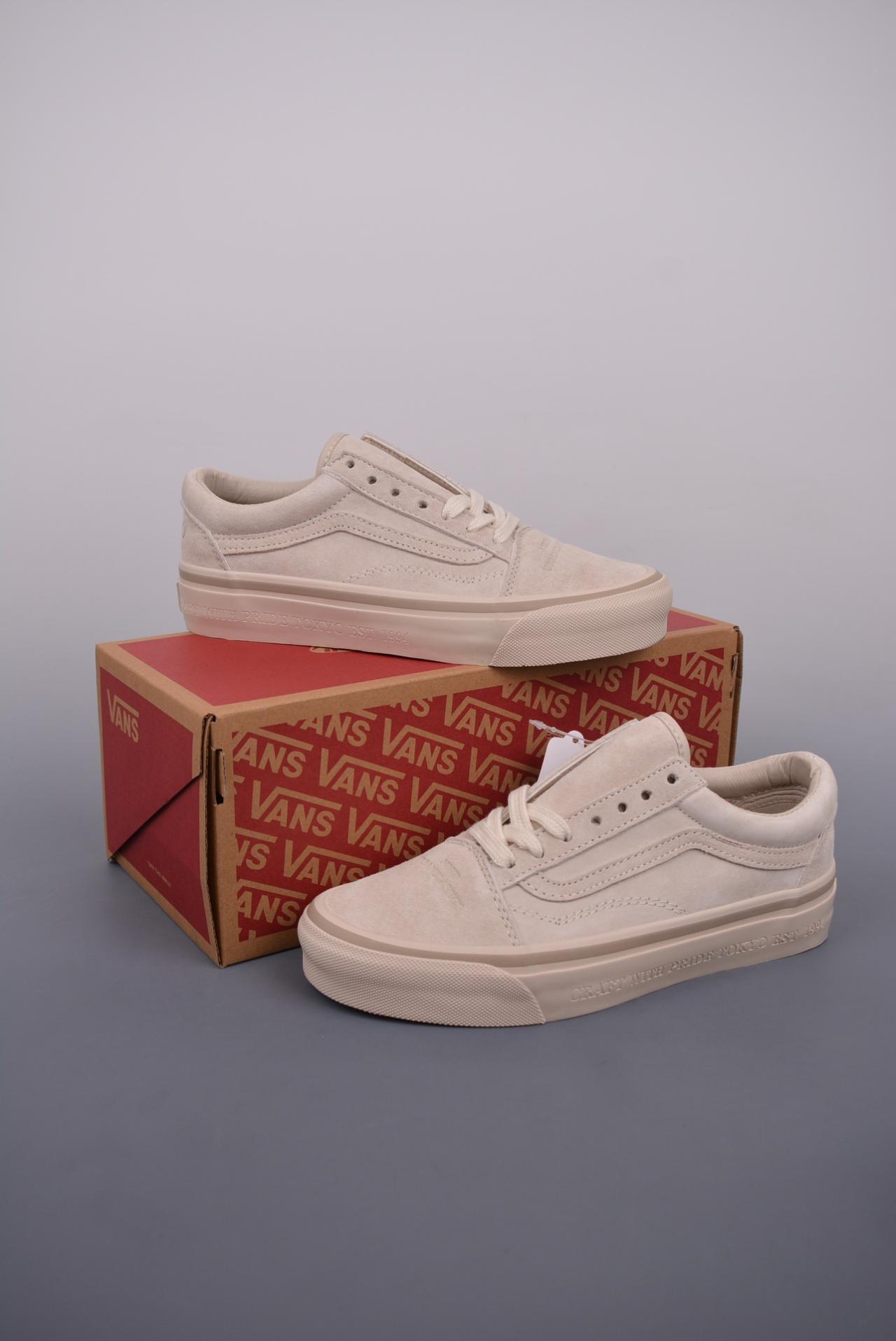 运动鞋 - NEIGHBORHOOD x Vans Old Skool 36 DX 鞋身 颜色：奶茶色、米色 鞋身材质：鹿皮 做工精细 饰干大底包边 鞋头饰有“NBHD URBANCLASSICS”字样 鞋后凹陷字样为"NBHD" 联名属性 鞋基调冷淡、简单、复古 货号：VN0A54F3BRC 尺码：35、36、36.5、37、38、38.5、39、40、40.5、41、42、42.5、43、44