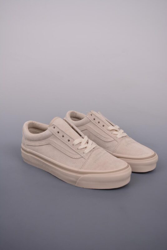 运动鞋 - NEIGHBORHOOD x Vans Old Skool 36 DX 鞋身 颜色：奶茶色、米色 鞋身材质：鹿皮 做工精细 饰干大底包边 鞋头饰有“NBHD URBANCLASSICS”字样 鞋后凹陷字样为"NBHD" 联名属性 鞋基调冷淡、简单、复古 货号：VN0A54F3BRC 尺码：35、36、36.5、37、38、38.5、39、40、40.5、41、42、42.5、43、44
