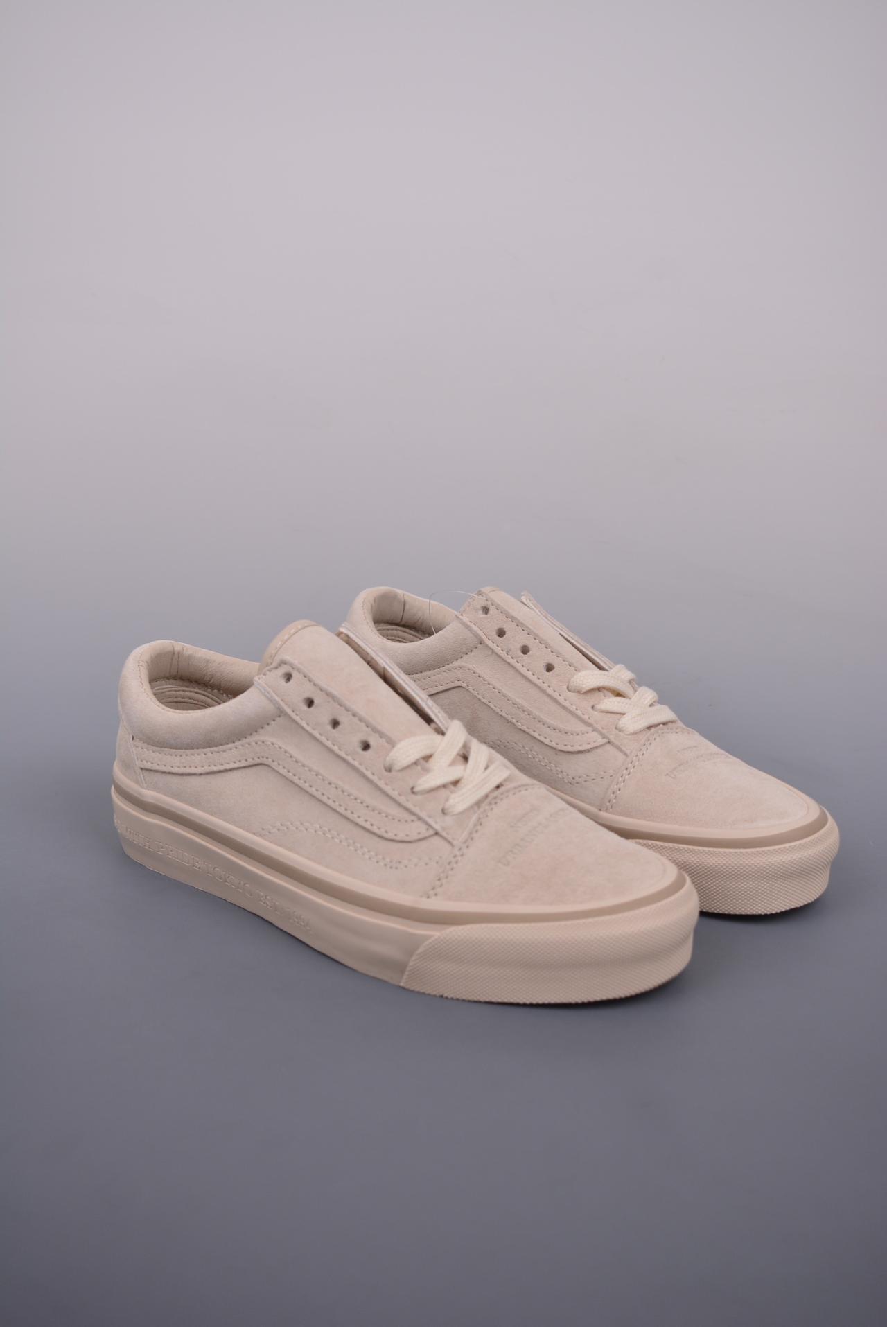 运动鞋 - NEIGHBORHOOD x Vans Old Skool 36 DX 鞋身 颜色：奶茶色、米色 鞋身材质：鹿皮 做工精细 饰干大底包边 鞋头饰有“NBHD URBANCLASSICS”字样 鞋后凹陷字样为"NBHD" 联名属性 鞋基调冷淡、简单、复古 货号：VN0A54F3BRC 尺码：35、36、36.5、37、38、38.5、39、40、40.5、41、42、42.5、43、44