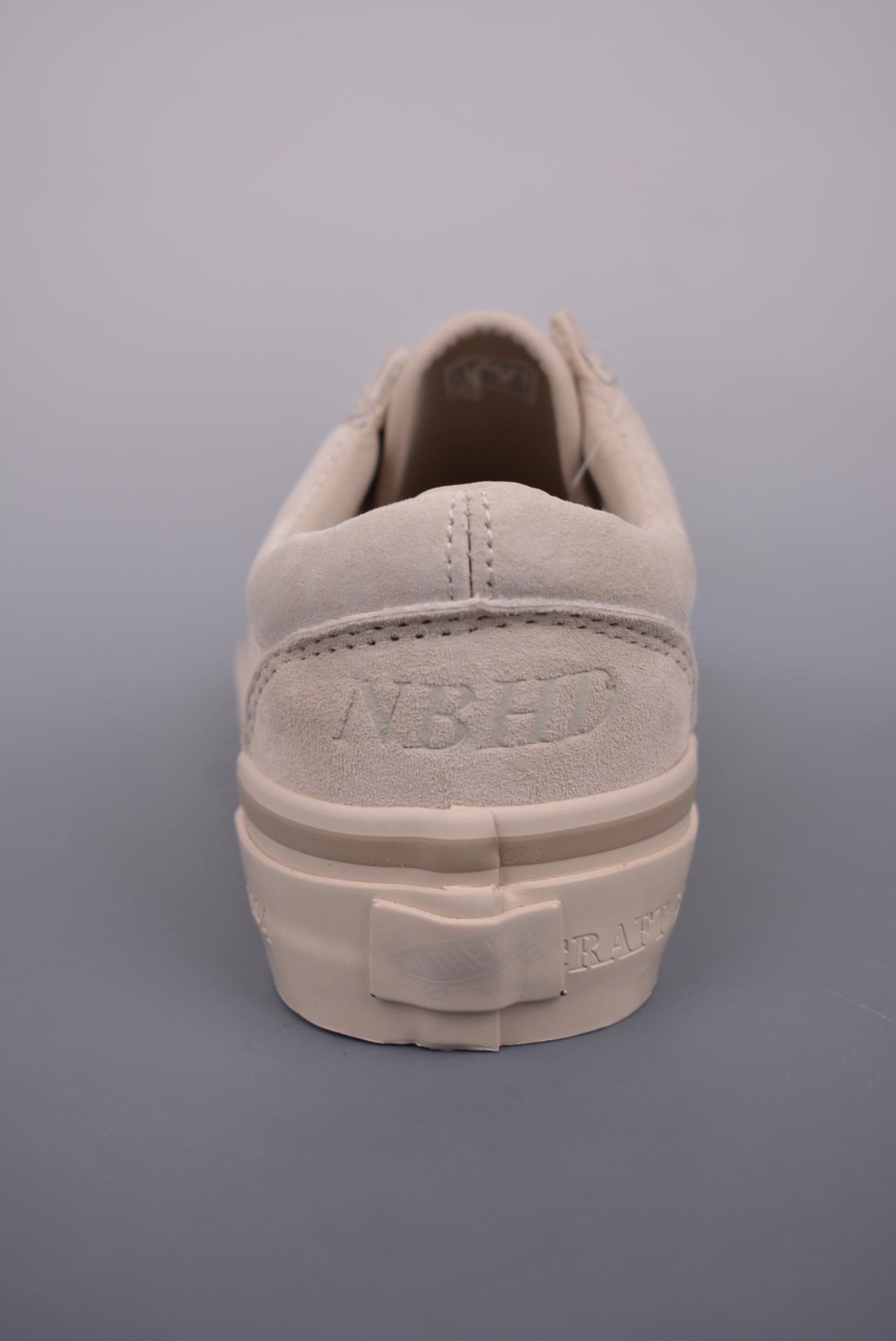 运动鞋 - NEIGHBORHOOD x Vans Old Skool 36 DX 鞋身 颜色：奶茶色、米色 鞋身材质：鹿皮 做工精细 饰干大底包边 鞋头饰有“NBHD URBANCLASSICS”字样 鞋后凹陷字样为"NBHD" 联名属性 鞋基调冷淡、简单、复古 货号：VN0A54F3BRC 尺码：35、36、36.5、37、38、38.5、39、40、40.5、41、42、42.5、43、44