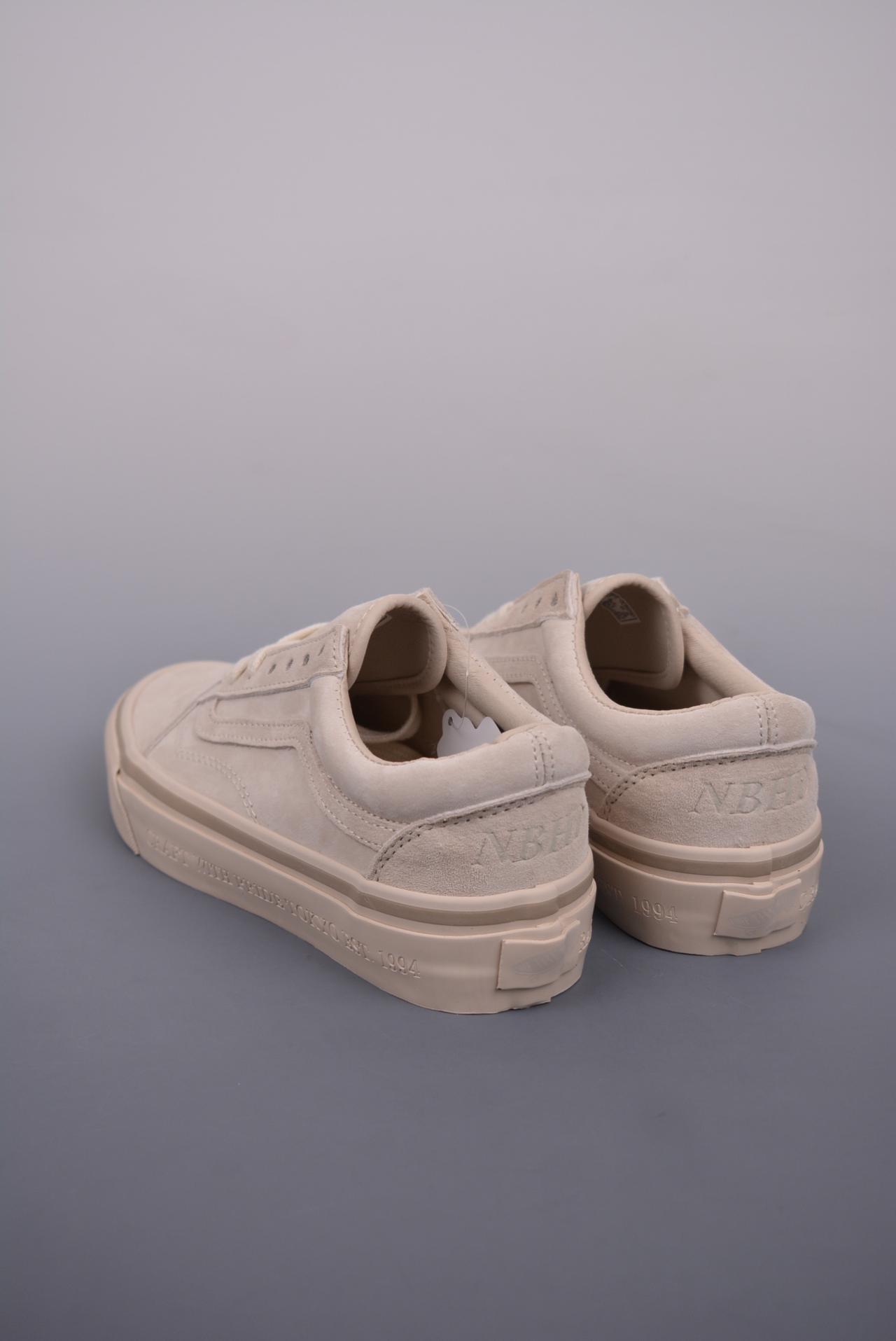 运动鞋 - NEIGHBORHOOD x Vans Old Skool 36 DX 鞋身 颜色：奶茶色、米色 鞋身材质：鹿皮 做工精细 饰干大底包边 鞋头饰有“NBHD URBANCLASSICS”字样 鞋后凹陷字样为"NBHD" 联名属性 鞋基调冷淡、简单、复古 货号：VN0A54F3BRC 尺码：35、36、36.5、37、38、38.5、39、40、40.5、41、42、42.5、43、44