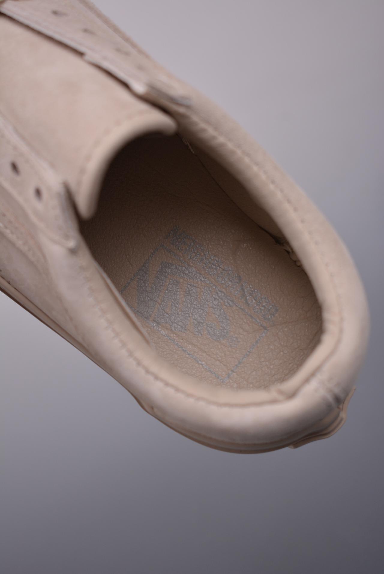 运动鞋 - NEIGHBORHOOD x Vans Old Skool 36 DX 鞋身 颜色：奶茶色、米色 鞋身材质：鹿皮 做工精细 饰干大底包边 鞋头饰有“NBHD URBANCLASSICS”字样 鞋后凹陷字样为"NBHD" 联名属性 鞋基调冷淡、简单、复古 货号：VN0A54F3BRC 尺码：35、36、36.5、37、38、38.5、39、40、40.5、41、42、42.5、43、44