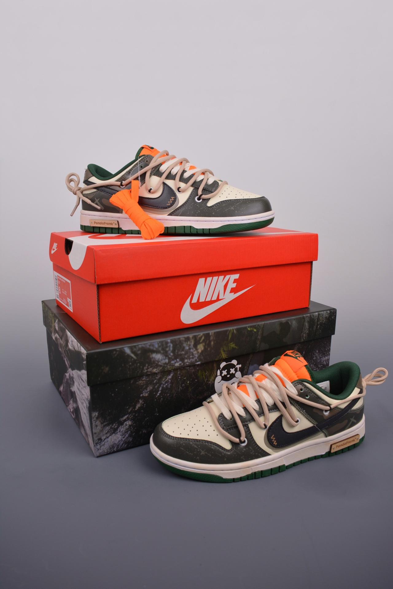 运动鞋, 解构, SB Dunk Low, Nike SB Dunk Low - Nike SB Dunk Low 复古军绿 丛林穿越 解构麻绳鞋带 纯原大厂出品 极力推荐 原装头层材料 独家版型蒸餾加工 独有粗麻绳风格鞋带 全手工打造 日产量极低 做旧工艺 头层纳帕皮 3D喷绘 大厂纯原品质出货 清洁度 电绣工艺 皮料切割干净无任何毛边 细节完美 官方货号：DD1391 300JS 尺码：35.5 36 36.5 37.5 38 38.5 39 40 40.5 41 42 42.5 43 44 44.5 45 46

鞋子的全称：Nike SB Dunk Low 复古军绿 丛林穿越 解构麻绳鞋带 纯原大厂出品 极力推荐 原装头层材料 独家版型蒸餾加工 独有粗麻绳风格鞋带 全手工打造 日产量极低 做旧工艺 头层纳帕皮 3D喷绘 大厂纯原品质出货 清洁度 电绣工艺 皮料切割干净无任何毛边 细节完美 官方货号：DD1391 300JS 尺码：35.5 36 36.5 37.5 38 38.5 39 40 40.5 41 42 42.5 43 44 44.5 45 46