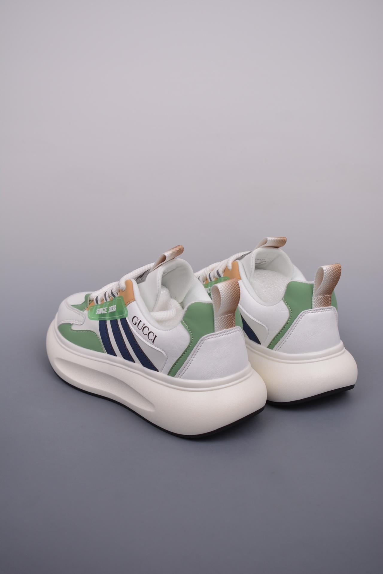 - GUCCI 最新款男鞋 专柜同步 全品相 进口材料 亲肤舒适 极细腻 版型正 进口牛皮 真皮内里 几何构图案 奢华生动 透气不闷热 牢固耐穿 鲜艳绚丽 立体感QT 尺码: 38 39 40 41 42 43 44