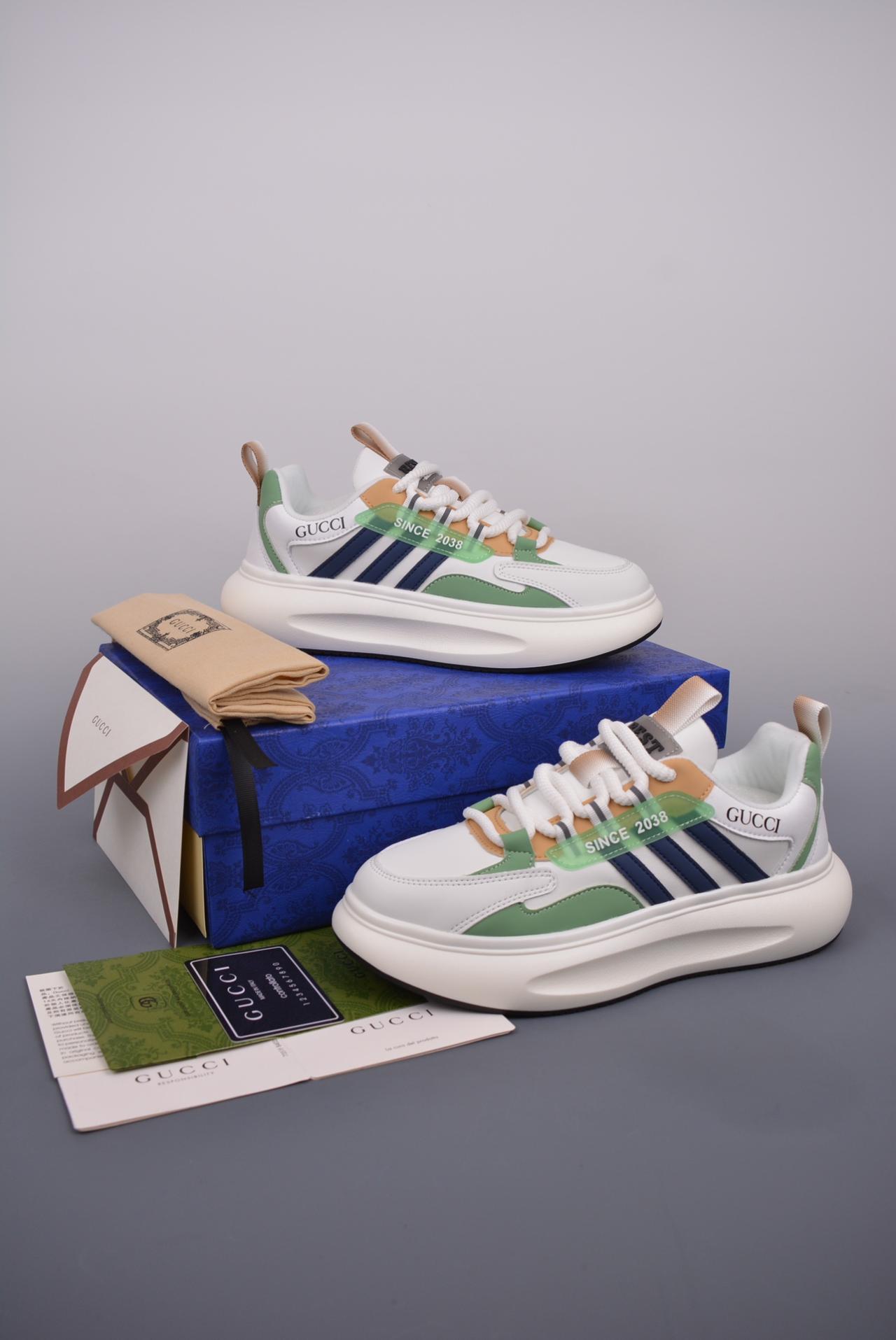 - GUCCI 最新款男鞋 专柜同步 全品相 进口材料 亲肤舒适 极细腻 版型正 进口牛皮 真皮内里 几何构图案 奢华生动 透气不闷热 牢固耐穿 鲜艳绚丽 立体感QT 尺码: 38 39 40 41 42 43 44