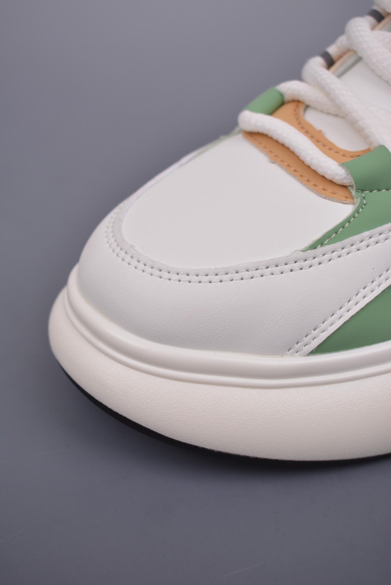 - GUCCI 最新款男鞋 专柜同步 全品相 进口材料 亲肤舒适 极细腻 版型正 进口牛皮 真皮内里 几何构图案 奢华生动 透气不闷热 牢固耐穿 鲜艳绚丽 立体感QT 尺码: 38 39 40 41 42 43 44