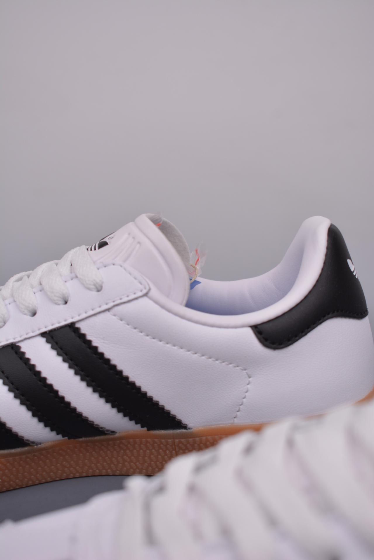 - adidas Originals Gazelle INdoor 三叶草休闲防滑耐磨低帮板鞋 鞋头出色设计 塑就出众贴合感 稳固的后跟贴合足部曲线设计 软弹舒适 不易磨脚 橡胶鞋底配合防滑纹路设计 平稳抓地 官方货号: IG3507SH 尺码: 36 36.5 37.5 38 38.5 39 40 40.5 41 42 42.5 43 44 45