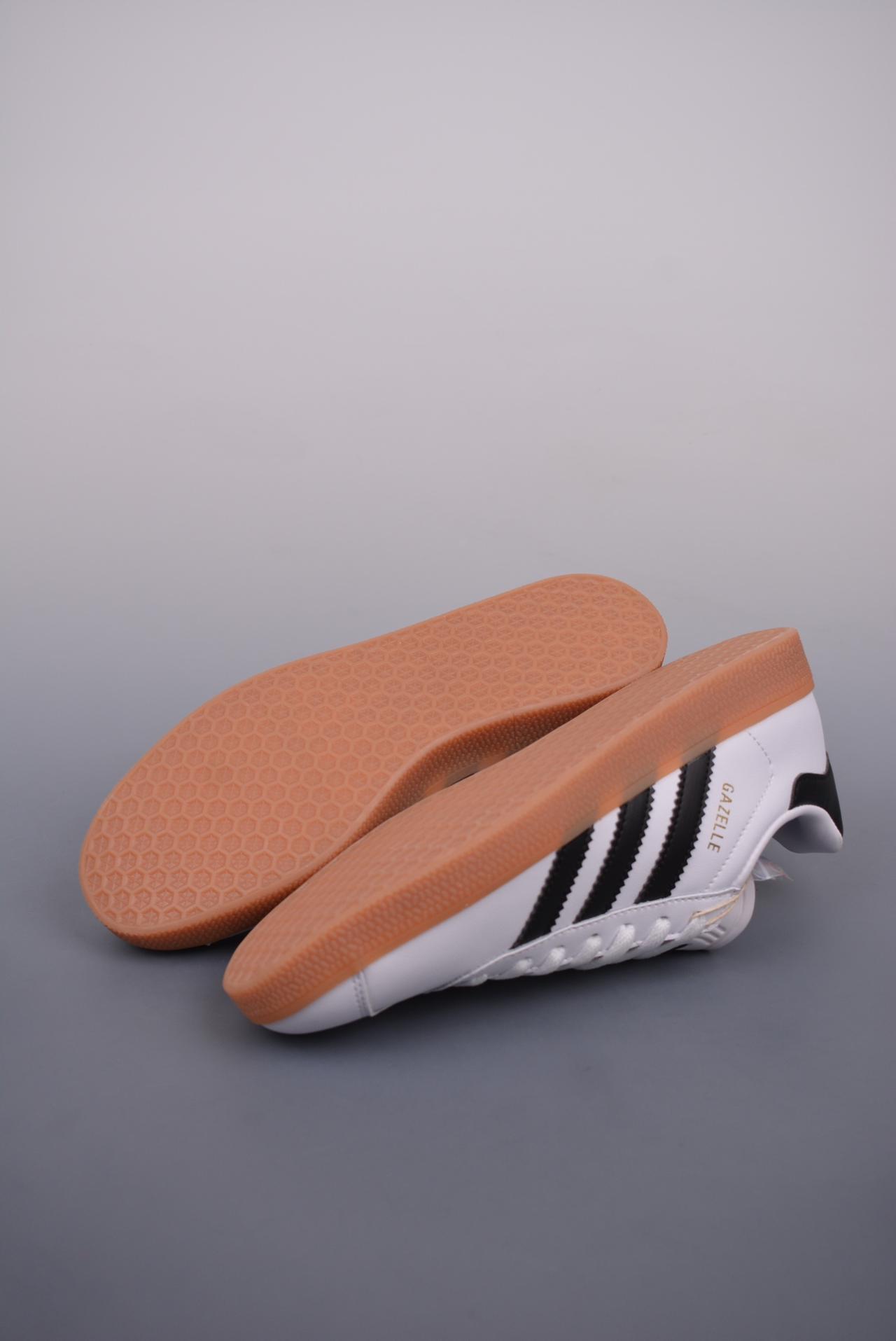 - adidas Originals Gazelle INdoor 三叶草休闲防滑耐磨低帮板鞋 鞋头出色设计 塑就出众贴合感 稳固的后跟贴合足部曲线设计 软弹舒适 不易磨脚 橡胶鞋底配合防滑纹路设计 平稳抓地 官方货号: IG3507SH 尺码: 36 36.5 37.5 38 38.5 39 40 40.5 41 42 42.5 43 44 45