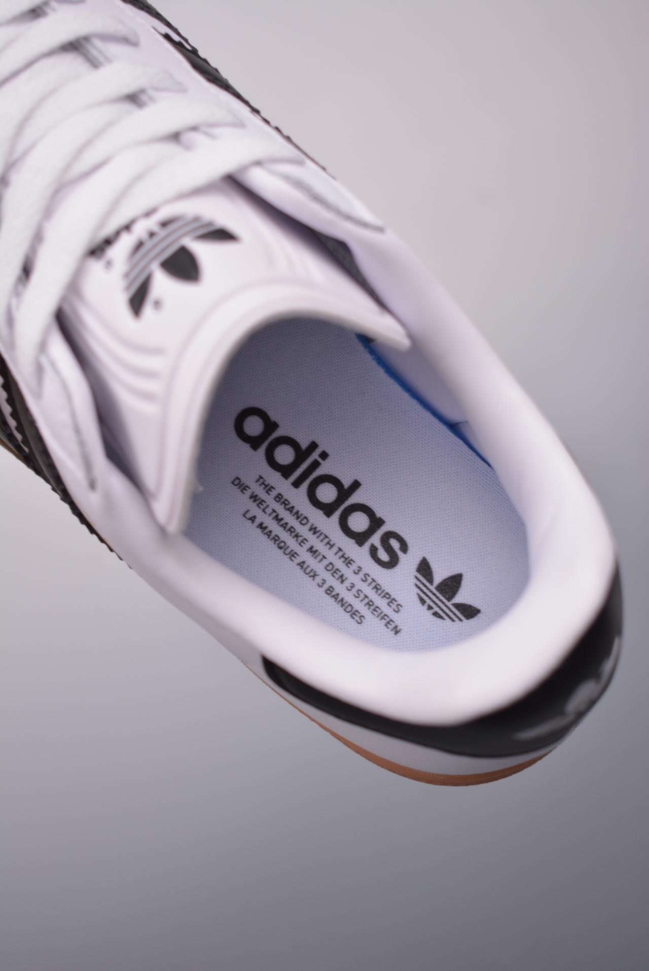 - adidas Originals Gazelle INdoor 三叶草休闲防滑耐磨低帮板鞋 鞋头出色设计 塑就出众贴合感 稳固的后跟贴合足部曲线设计 软弹舒适 不易磨脚 橡胶鞋底配合防滑纹路设计 平稳抓地 官方货号: IG3507SH 尺码: 36 36.5 37.5 38 38.5 39 40 40.5 41 42 42.5 43 44 45