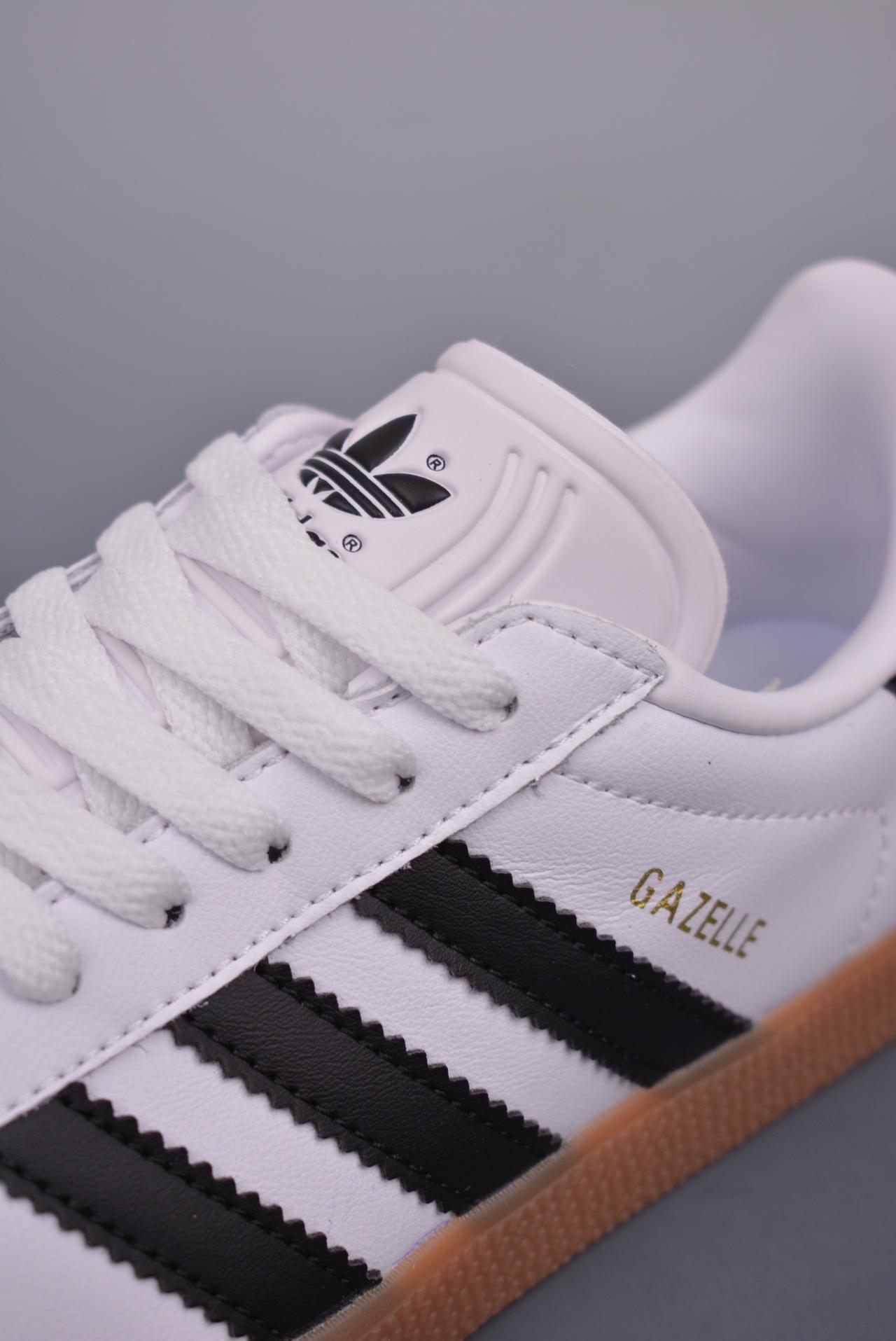 - adidas Originals Gazelle INdoor 三叶草休闲防滑耐磨低帮板鞋 鞋头出色设计 塑就出众贴合感 稳固的后跟贴合足部曲线设计 软弹舒适 不易磨脚 橡胶鞋底配合防滑纹路设计 平稳抓地 官方货号: IG3507SH 尺码: 36 36.5 37.5 38 38.5 39 40 40.5 41 42 42.5 43 44 45