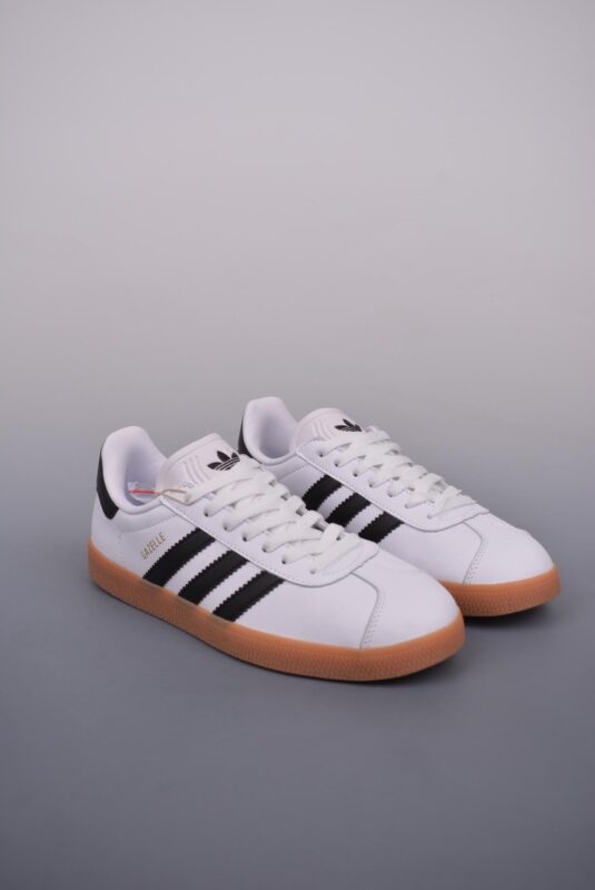- adidas Originals Gazelle INdoor 三叶草休闲防滑耐磨低帮板鞋 鞋头出色设计 塑就出众贴合感 稳固的后跟贴合足部曲线设计 软弹舒适 不易磨脚 橡胶鞋底配合防滑纹路设计 平稳抓地 官方货号: IG3507SH 尺码: 36 36.5 37.5 38 38.5 39 40 40.5 41 42 42.5 43 44 45
