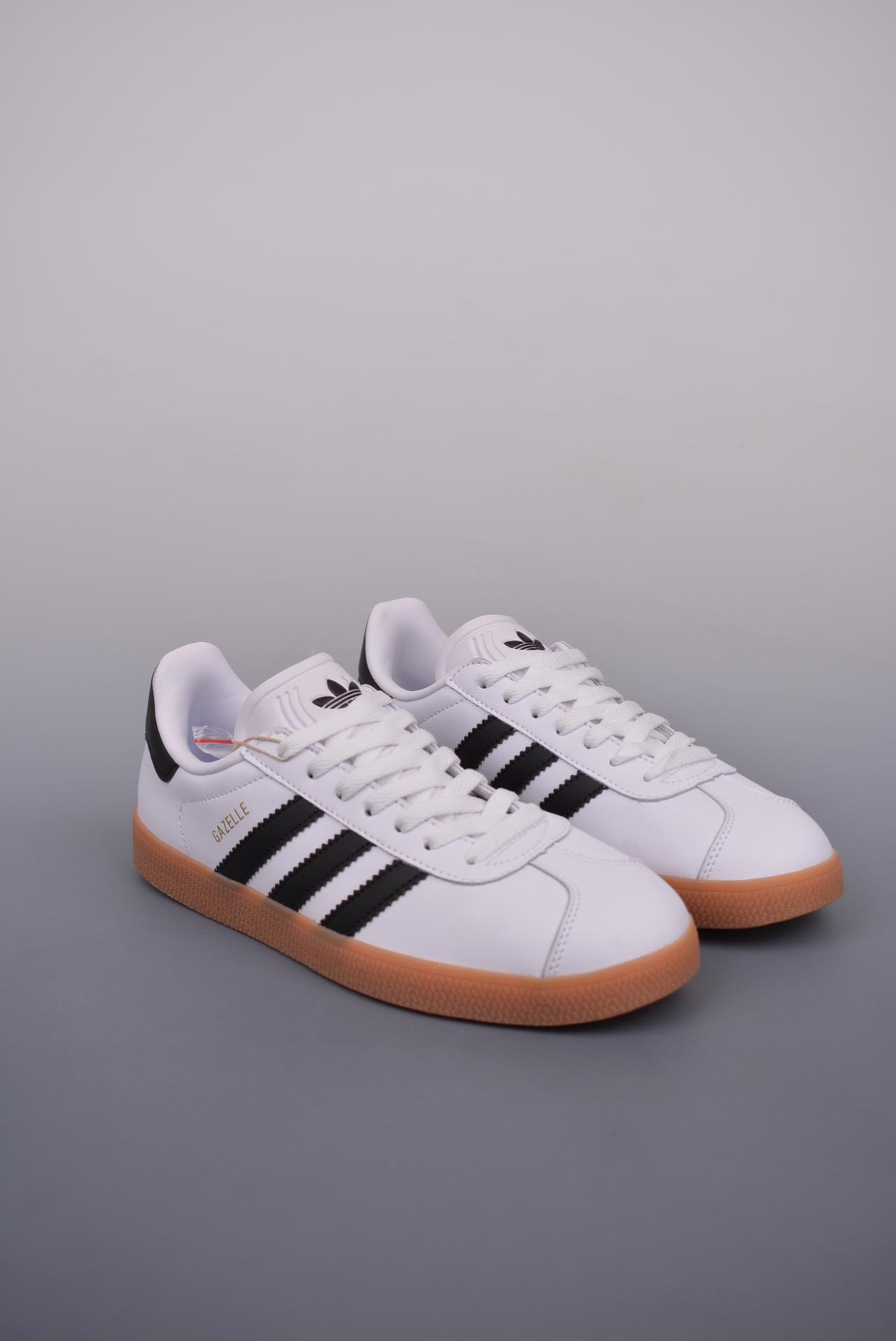 - adidas Originals Gazelle INdoor 三叶草休闲防滑耐磨低帮板鞋 鞋头出色设计 塑就出众贴合感 稳固的后跟贴合足部曲线设计 软弹舒适 不易磨脚 橡胶鞋底配合防滑纹路设计 平稳抓地 官方货号: IG3507SH 尺码: 36 36.5 37.5 38 38.5 39 40 40.5 41 42 42.5 43 44 45