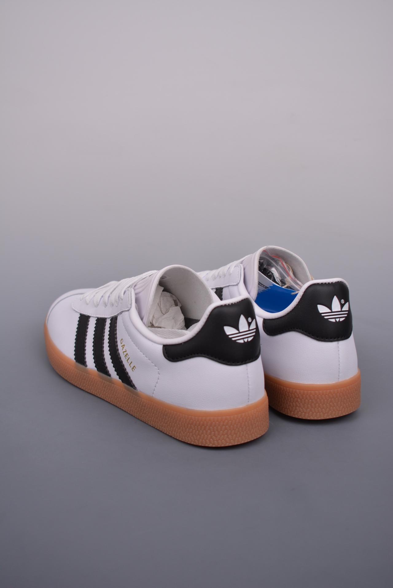 - adidas Originals Gazelle INdoor 三叶草休闲防滑耐磨低帮板鞋 鞋头出色设计 塑就出众贴合感 稳固的后跟贴合足部曲线设计 软弹舒适 不易磨脚 橡胶鞋底配合防滑纹路设计 平稳抓地 官方货号: IG3507SH 尺码: 36 36.5 37.5 38 38.5 39 40 40.5 41 42 42.5 43 44 45