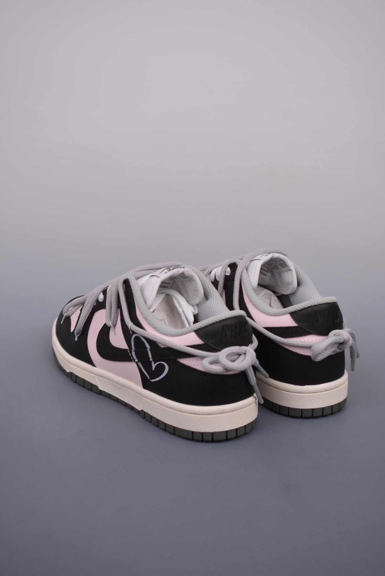 - Nike SB Dunk Low 甜心辣妹 情人节黑粉 鞋帮高度：解构抽绳鞋带 颜色：情人节黑粉 货号：DD1503 117OD