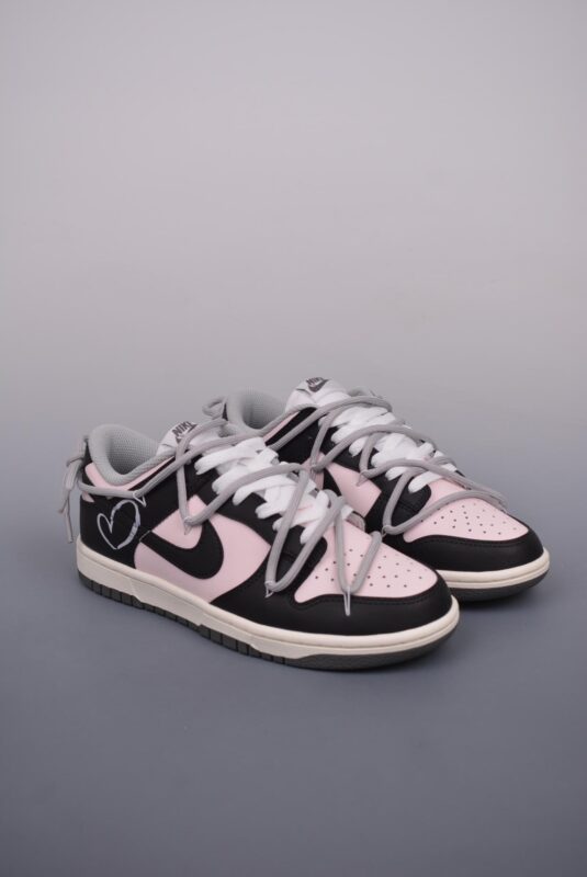 - Nike SB Dunk Low 甜心辣妹 情人节黑粉 鞋帮高度：解构抽绳鞋带 颜色：情人节黑粉 货号：DD1503 117OD