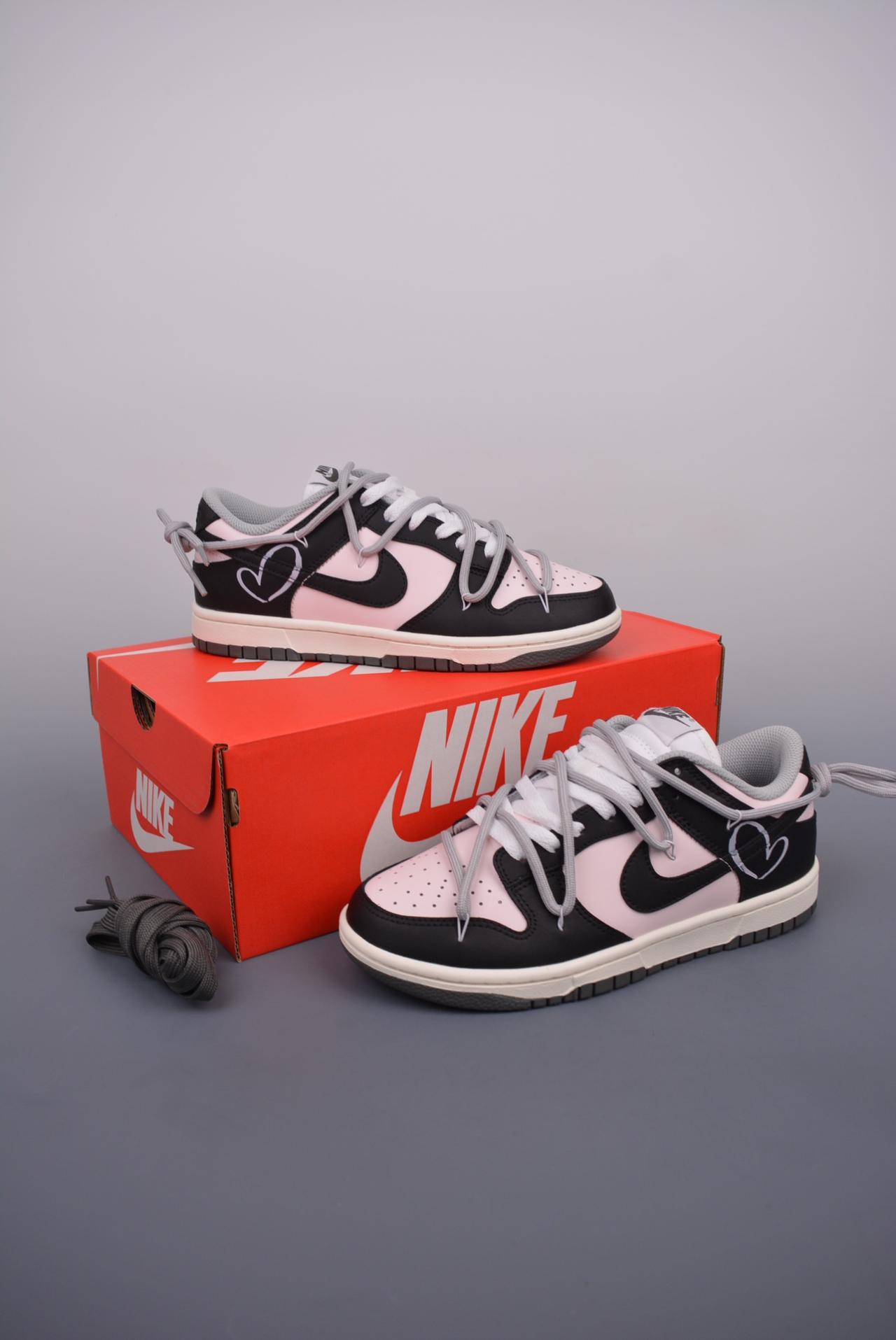 - Nike SB Dunk Low 甜心辣妹 情人节黑粉 鞋帮高度：解构抽绳鞋带 颜色：情人节黑粉 货号：DD1503 117OD