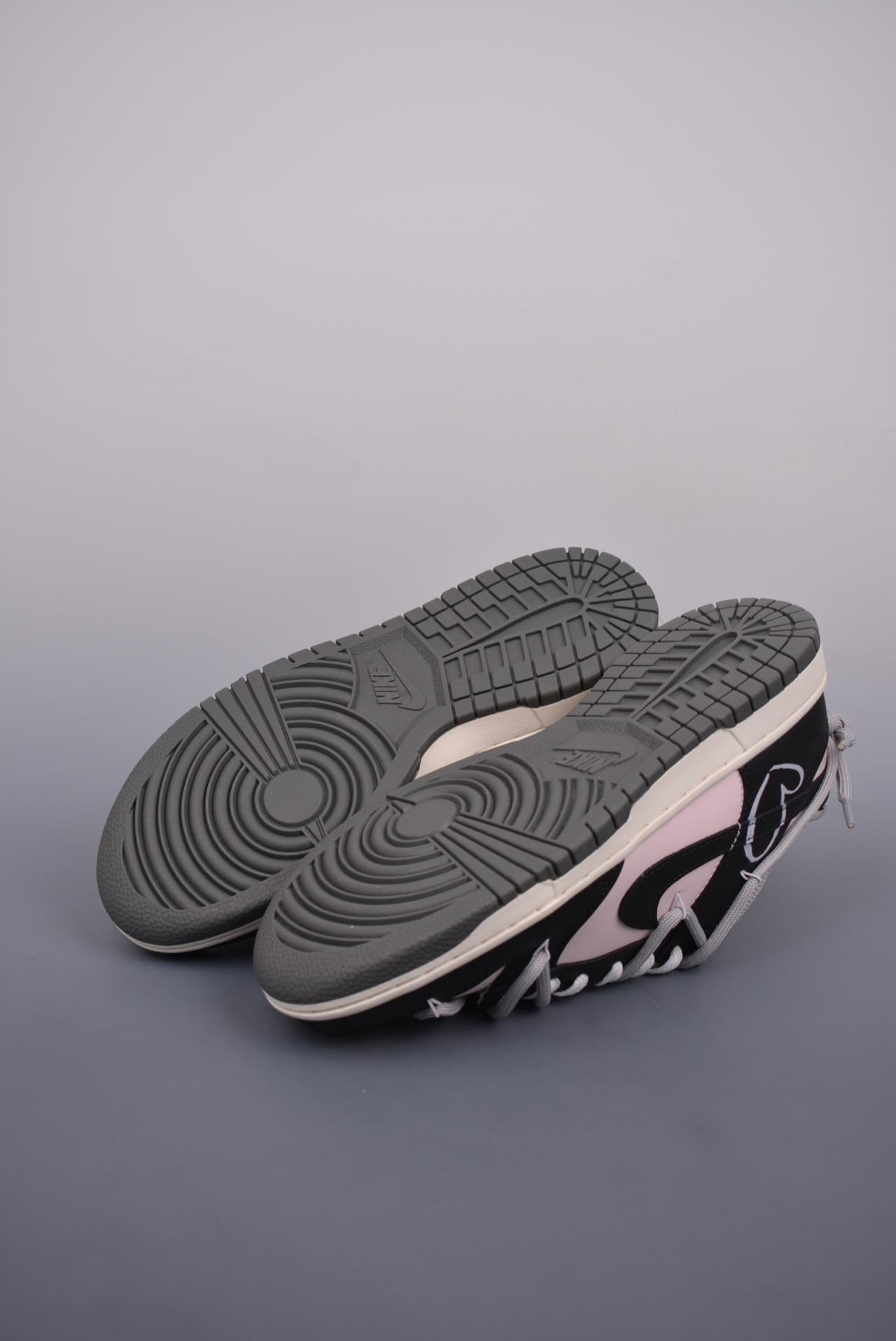 - Nike SB Dunk Low 甜心辣妹 情人节黑粉 鞋帮高度：解构抽绳鞋带 颜色：情人节黑粉 货号：DD1503 117OD