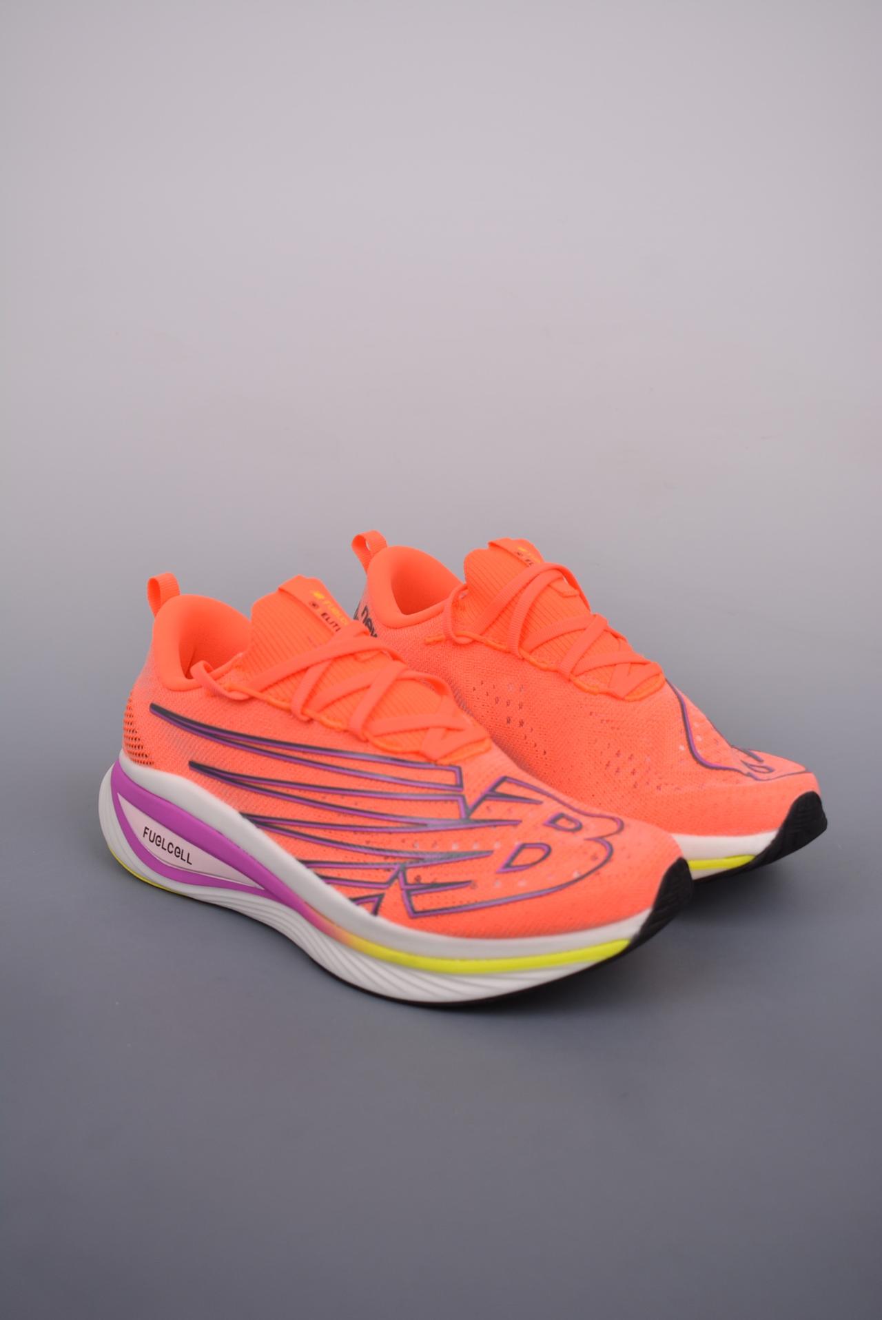 运动鞋, 跑鞋, 跑步鞋, New Balance - New Balance NB FuelCell Supercomp Trainer V2 高帮跑步鞋 颜色：未提及 鞋帮高度：未提及 货号：WRCELCD3OD 尺码：36-45