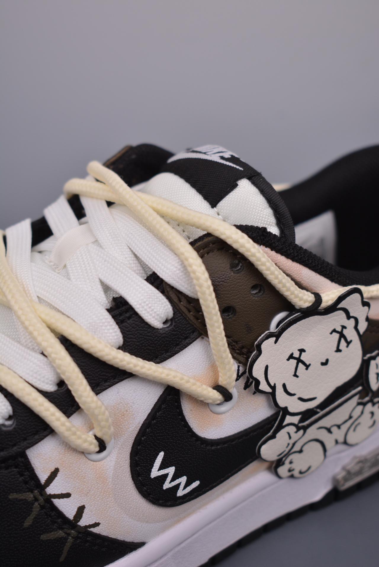篮球鞋, 球鞋, 服装, SB Dunk Low, Nike SB Dunk Low, DD1391 100 - Nike SB Dunk Low 抽绳鞋带 纯原大厂出品 极力推荐 简约复古 布偶熊玩偶 高帮篮球鞋 原装头层材料 独家版型蒸餾加工 清洁度 电绣工艺 皮料切割干净无任何毛边 细节完美 颜色：白色 官方货号: DD1391 100JS 尺码：36 36.5 37.5 38 38.5 39 40 40.5 41 42 42.5 43 44 44.5 45 46