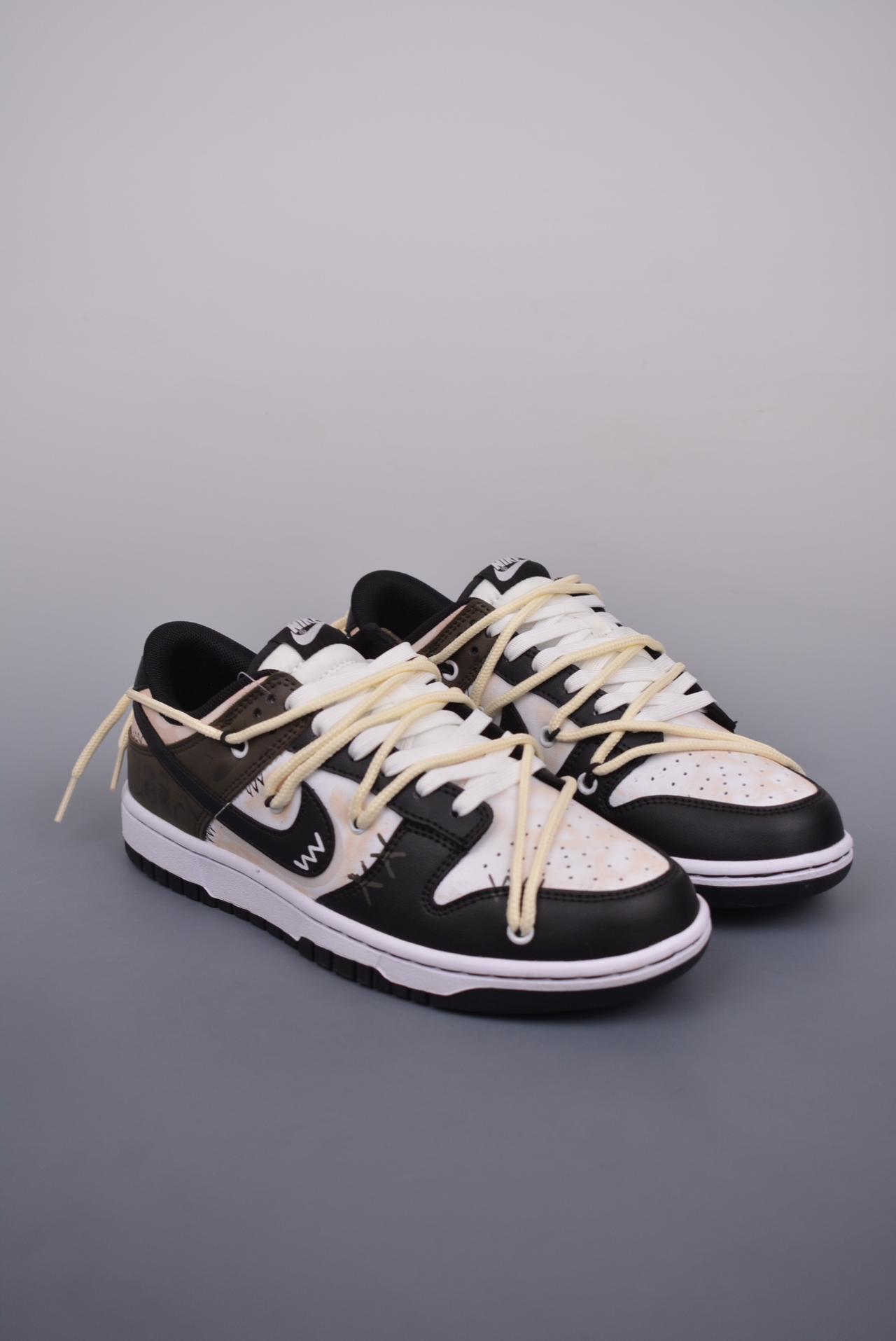 篮球鞋, 球鞋, 服装, SB Dunk Low, Nike SB Dunk Low, DD1391 100 - Nike SB Dunk Low 抽绳鞋带 纯原大厂出品 极力推荐 简约复古 布偶熊玩偶 高帮篮球鞋 原装头层材料 独家版型蒸餾加工 清洁度 电绣工艺 皮料切割干净无任何毛边 细节完美 颜色：白色 官方货号: DD1391 100JS 尺码：36 36.5 37.5 38 38.5 39 40 40.5 41 42 42.5 43 44 44.5 45 46