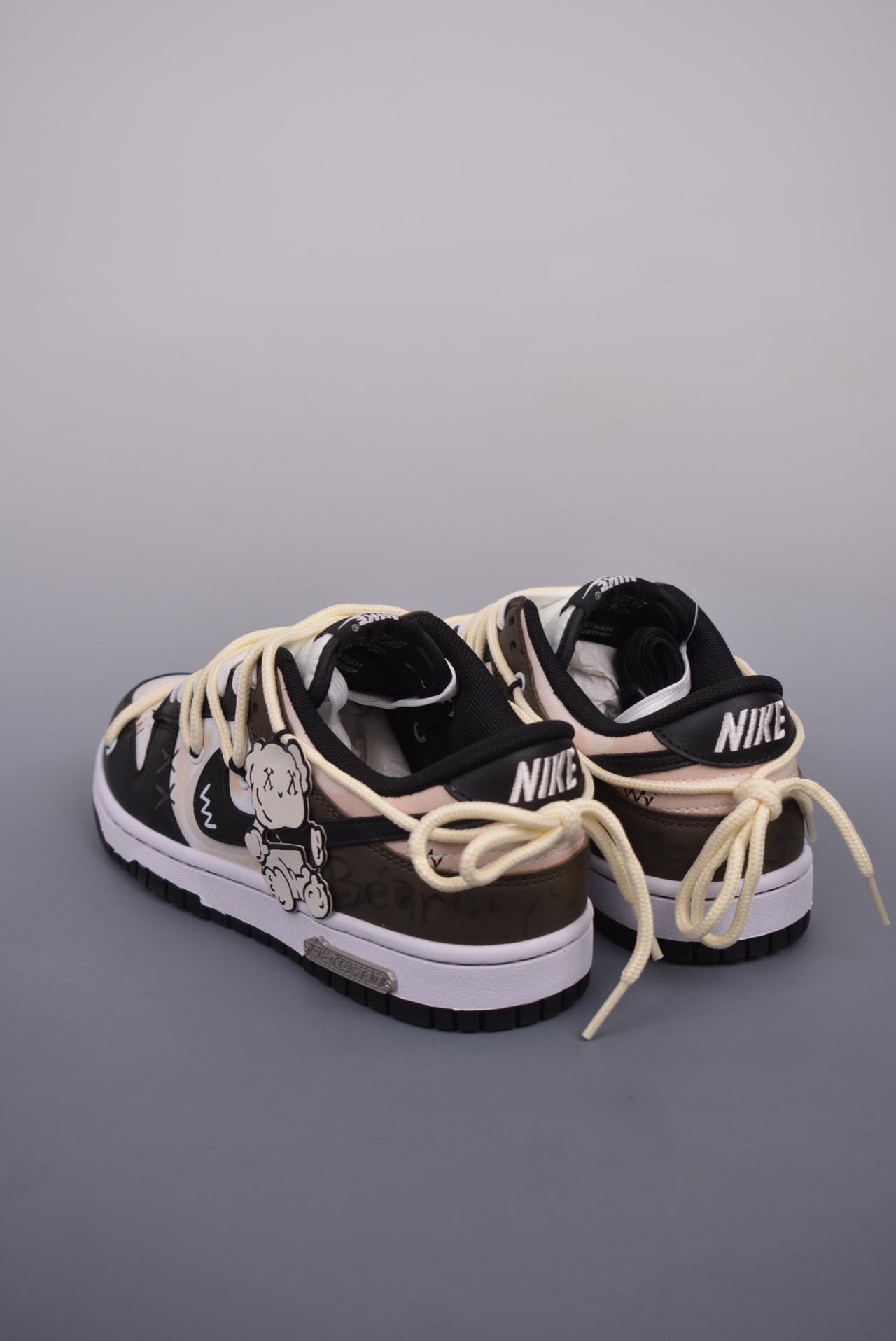 篮球鞋, 球鞋, 服装, SB Dunk Low, Nike SB Dunk Low, DD1391 100 - Nike SB Dunk Low 抽绳鞋带 纯原大厂出品 极力推荐 简约复古 布偶熊玩偶 高帮篮球鞋 原装头层材料 独家版型蒸餾加工 清洁度 电绣工艺 皮料切割干净无任何毛边 细节完美 颜色：白色 官方货号: DD1391 100JS 尺码：36 36.5 37.5 38 38.5 39 40 40.5 41 42 42.5 43 44 44.5 45 46