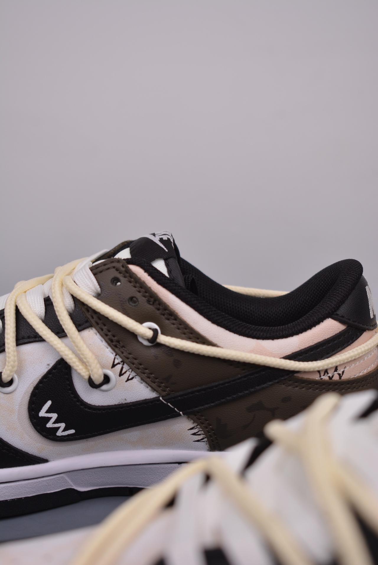 篮球鞋, 球鞋, 服装, SB Dunk Low, Nike SB Dunk Low, DD1391 100 - Nike SB Dunk Low 抽绳鞋带 纯原大厂出品 极力推荐 简约复古 布偶熊玩偶 高帮篮球鞋 原装头层材料 独家版型蒸餾加工 清洁度 电绣工艺 皮料切割干净无任何毛边 细节完美 颜色：白色 官方货号: DD1391 100JS 尺码：36 36.5 37.5 38 38.5 39 40 40.5 41 42 42.5 43 44 44.5 45 46
