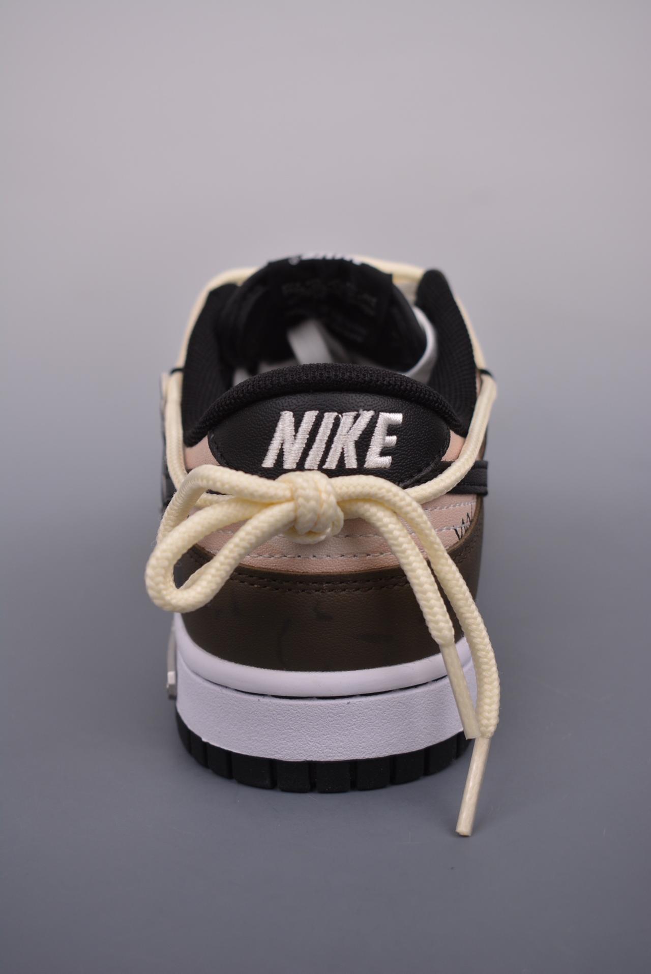 篮球鞋, 球鞋, 服装, SB Dunk Low, Nike SB Dunk Low, DD1391 100 - Nike SB Dunk Low 抽绳鞋带 纯原大厂出品 极力推荐 简约复古 布偶熊玩偶 高帮篮球鞋 原装头层材料 独家版型蒸餾加工 清洁度 电绣工艺 皮料切割干净无任何毛边 细节完美 颜色：白色 官方货号: DD1391 100JS 尺码：36 36.5 37.5 38 38.5 39 40 40.5 41 42 42.5 43 44 44.5 45 46