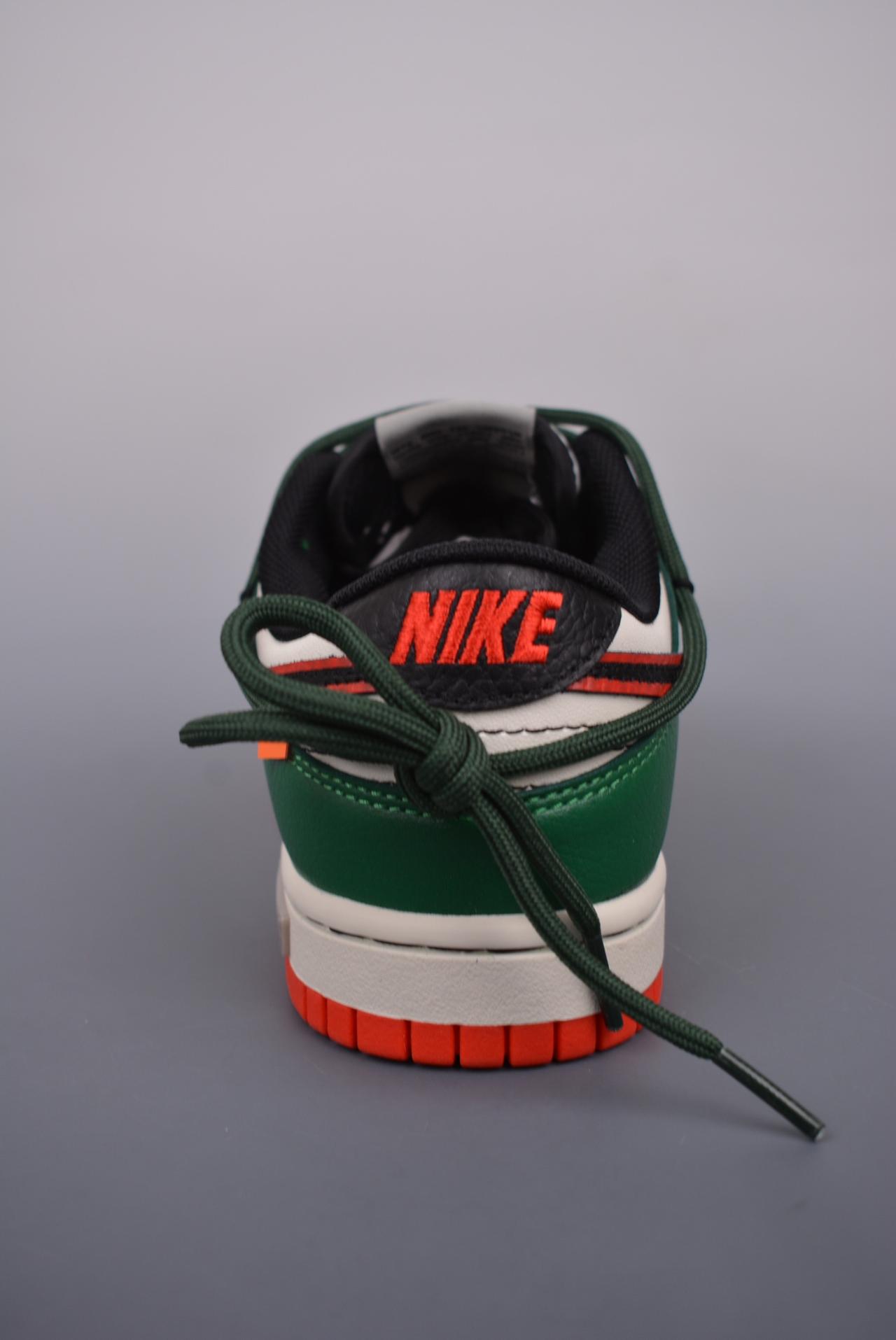 运动鞋, 解构, SB Dunk Low, Nike SB Dunk Low - Nike SB Dunk Low 熊猫恶作剧 鞋子类型：复古警戒线
鞋帮高度：解构抽绳鞋带
原装头层材料 独家版型蒸餾加工
颜色：未提及
货号：DD3363 100JS
尺码：35.5 36 36.5 37.5 38 38.5 39 40 40.5 41 42 42.5 43 44 44.5 45 46