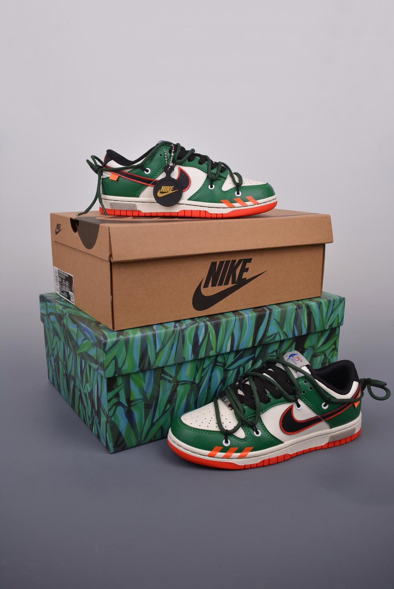 运动鞋, 解构, SB Dunk Low, Nike SB Dunk Low - Nike SB Dunk Low 熊猫恶作剧 鞋子类型：复古警戒线
鞋帮高度：解构抽绳鞋带
原装头层材料 独家版型蒸餾加工
颜色：未提及
货号：DD3363 100JS
尺码：35.5 36 36.5 37.5 38 38.5 39 40 40.5 41 42 42.5 43 44 44.5 45 46